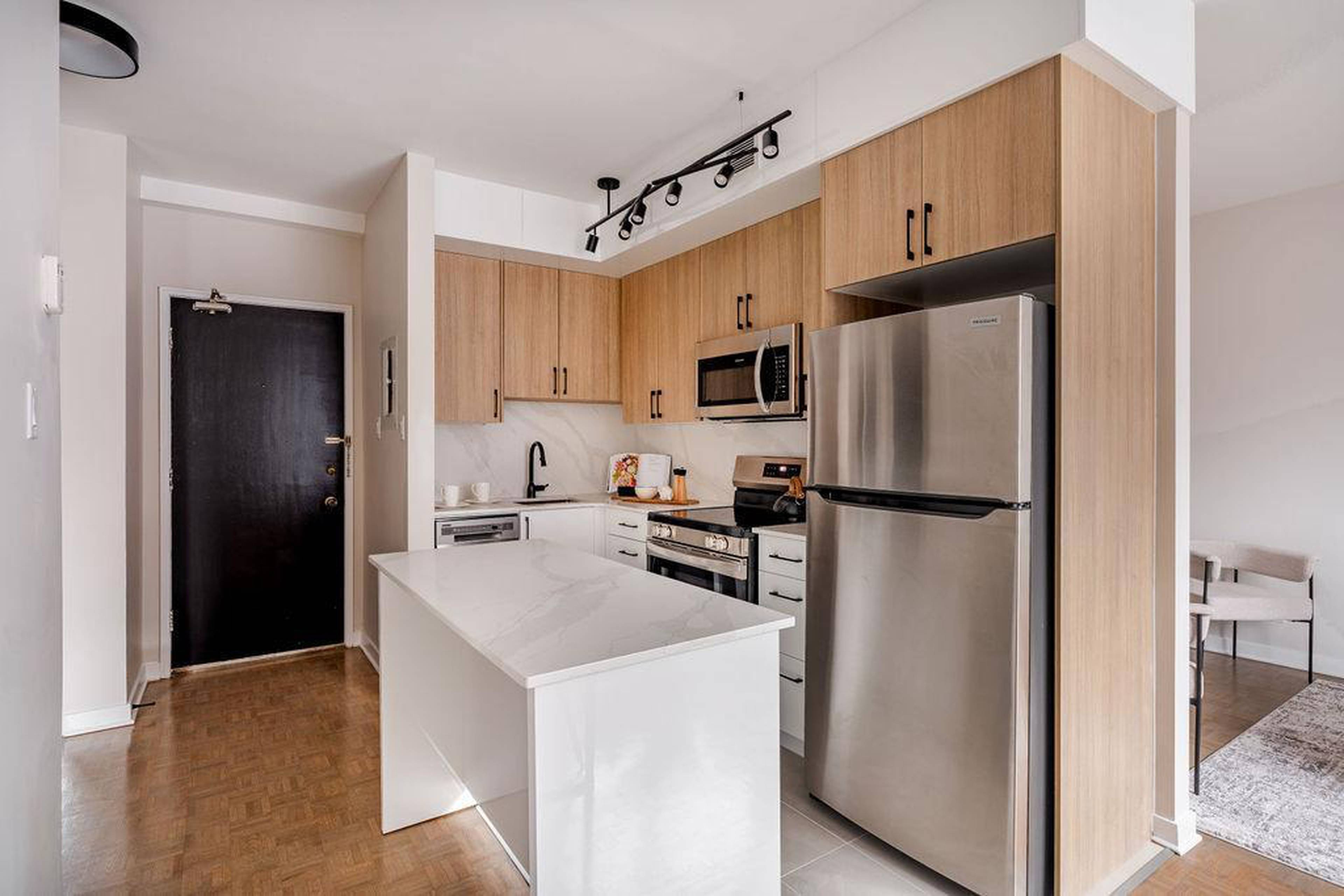 2 室  · 1 卫 for rent $2,499+ / 月