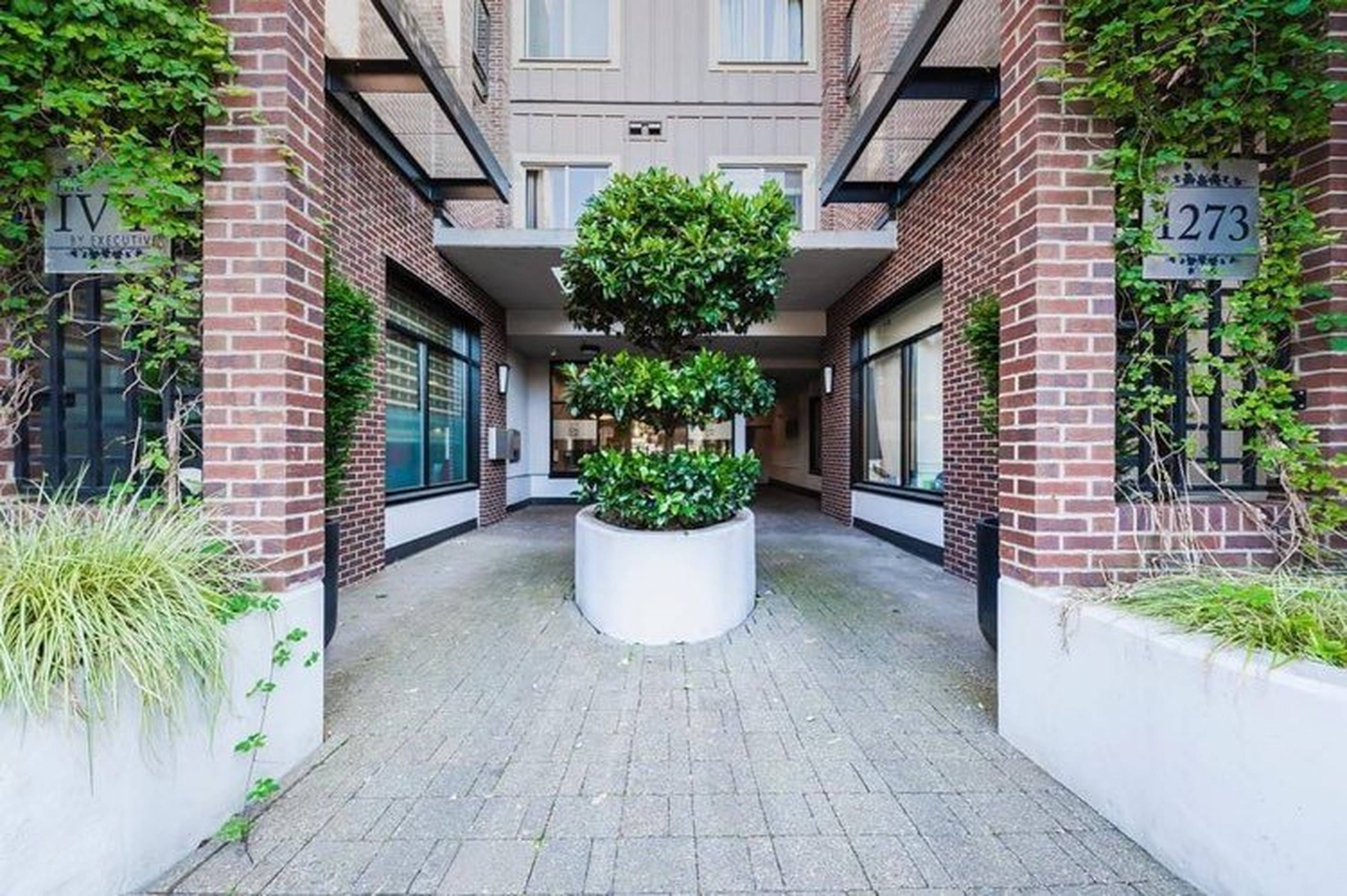 1 ch.  · 1 s. de bains for rent $2,500 / mois