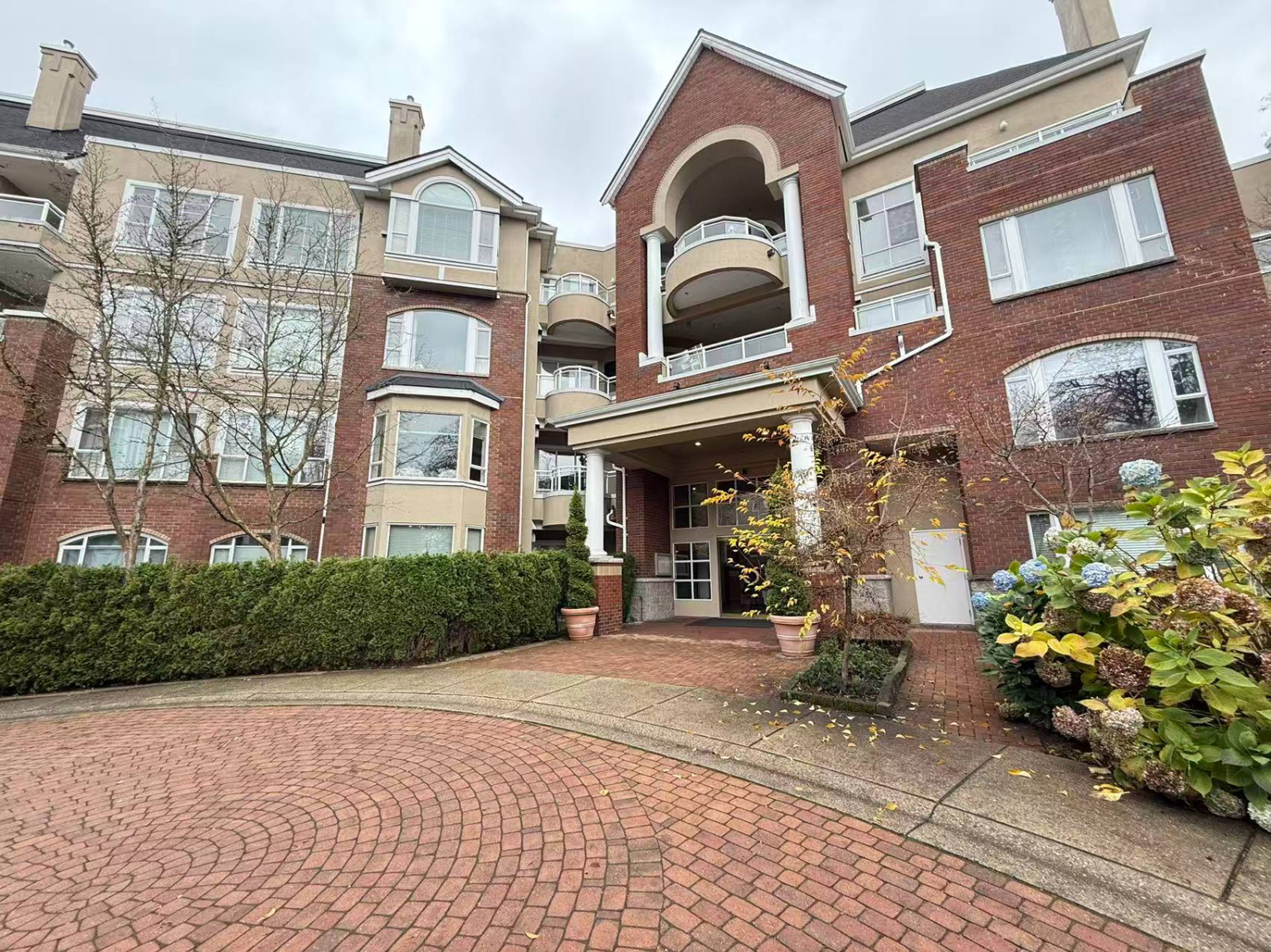 2 ch.  · 2 s. de bains for rent $2,800 / mois