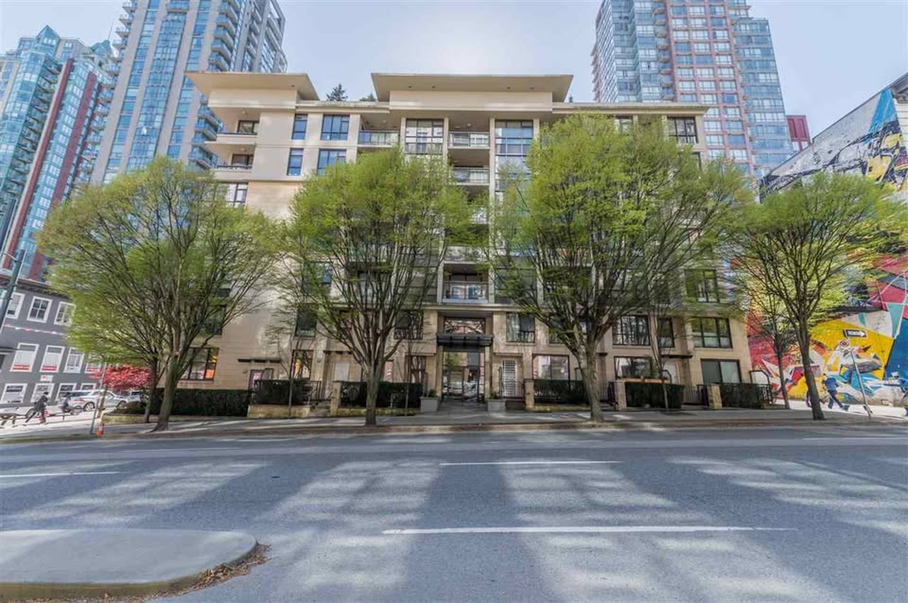 1 ch.  · 1 s. de bains for rent $2,500 / mois