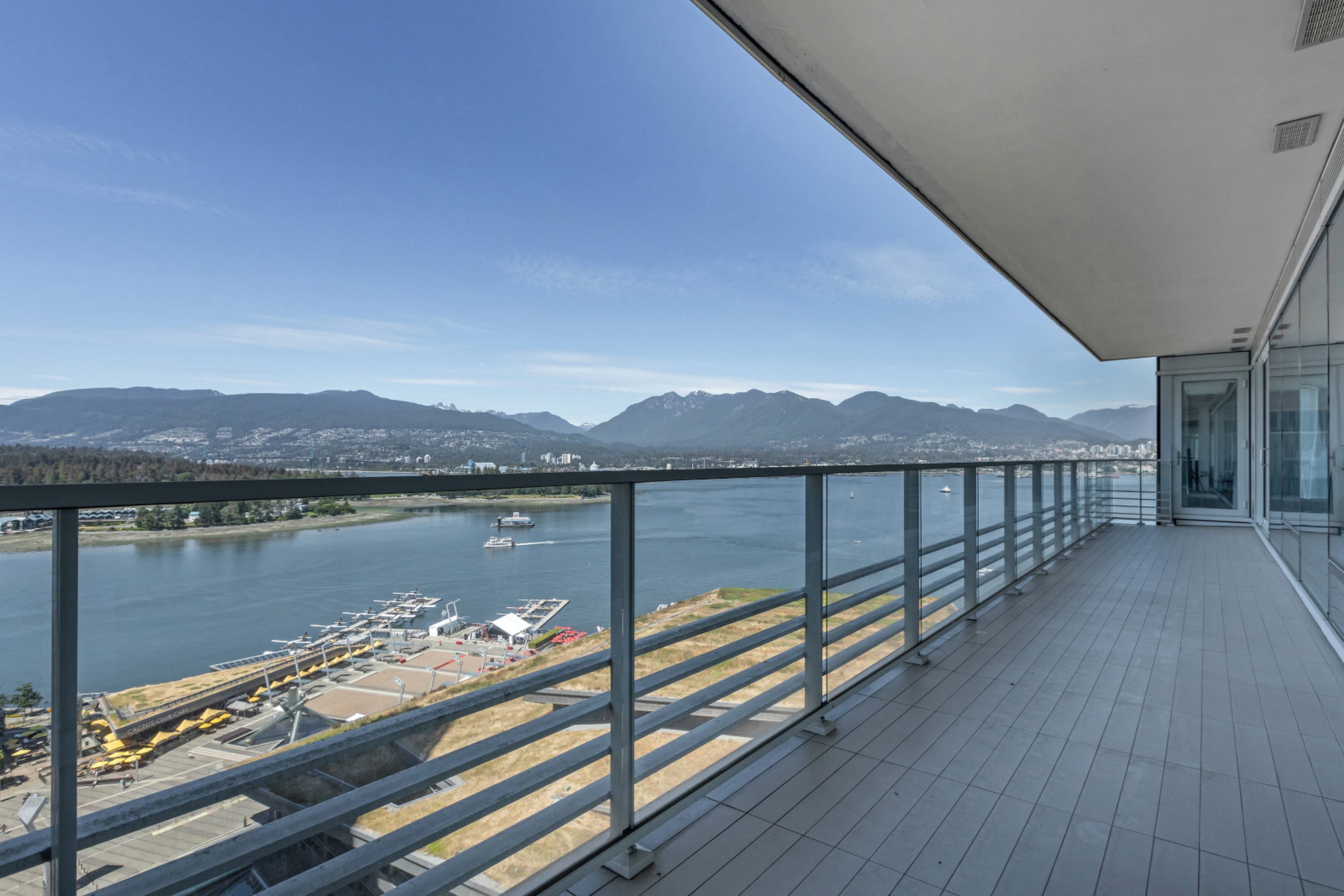 2 ch.  · 2 s. de bains for rent $17,800 / mois