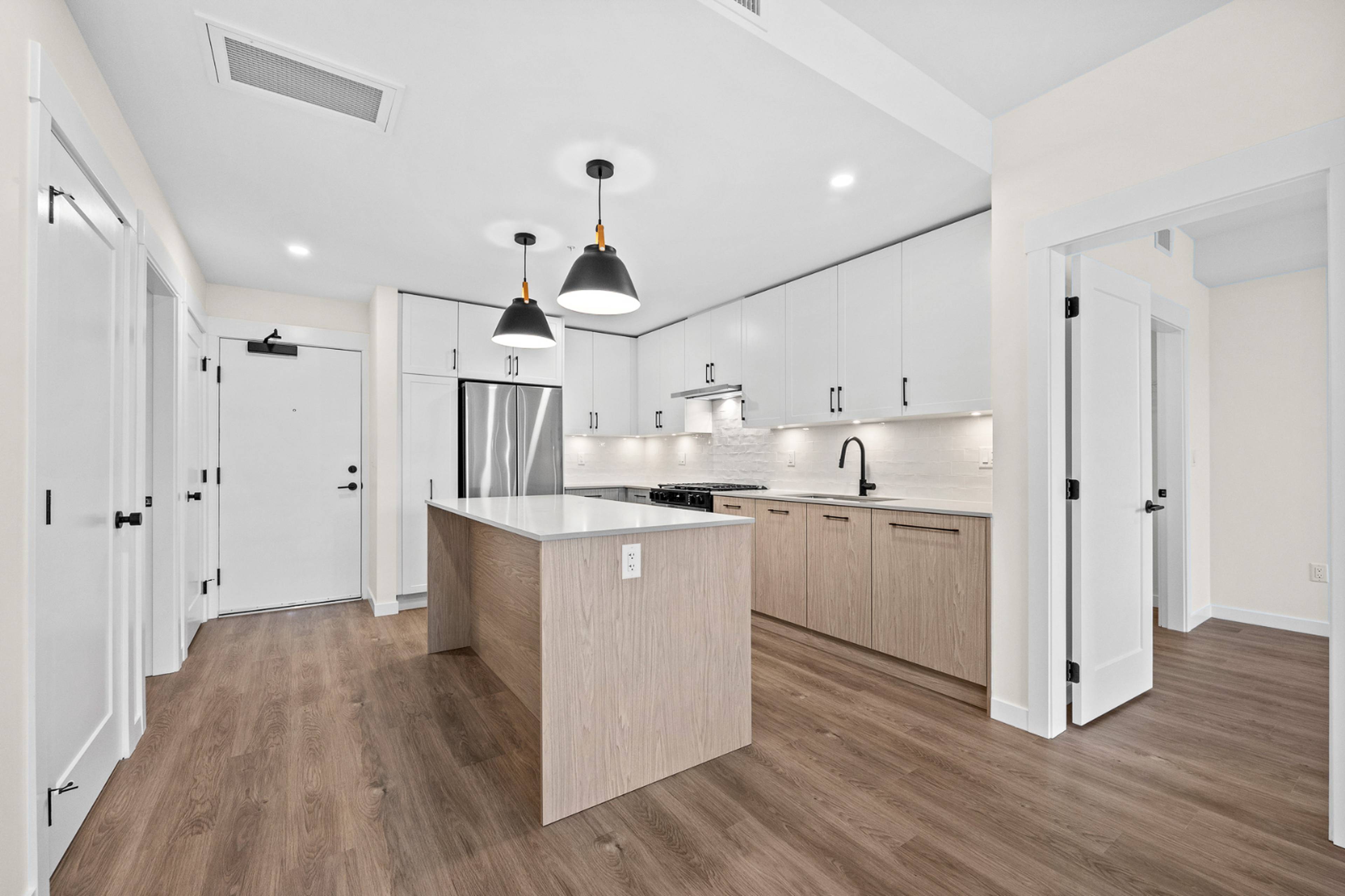 2 ch.  · 2 s. de bains for rent $2,200 / mois