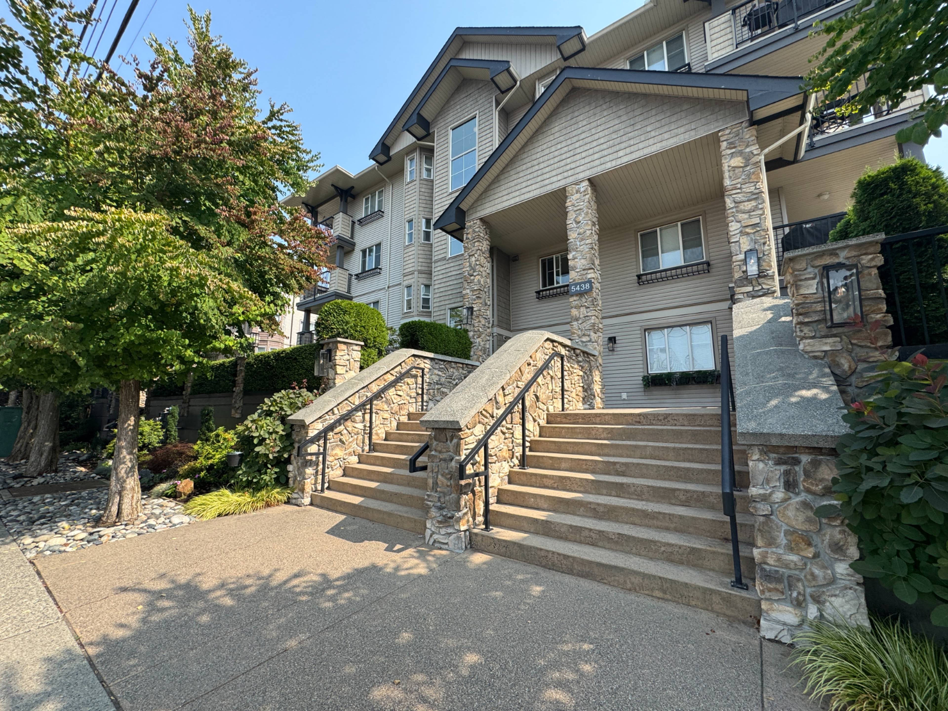 2 ch.  · 1 s. de bains for rent $1,975 / mois