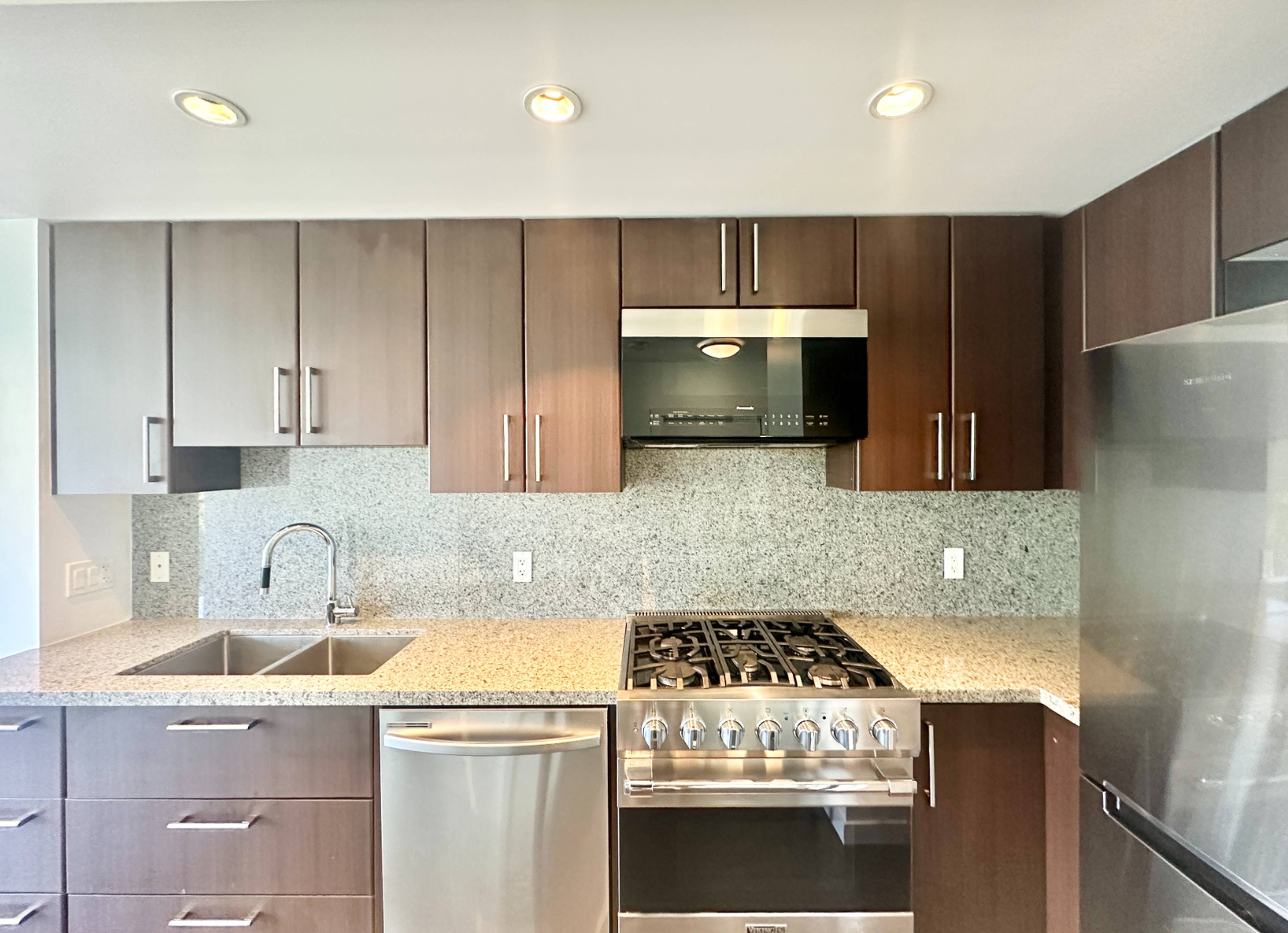 1 ch.  · 1 s. de bains for rent $2,300 / mois