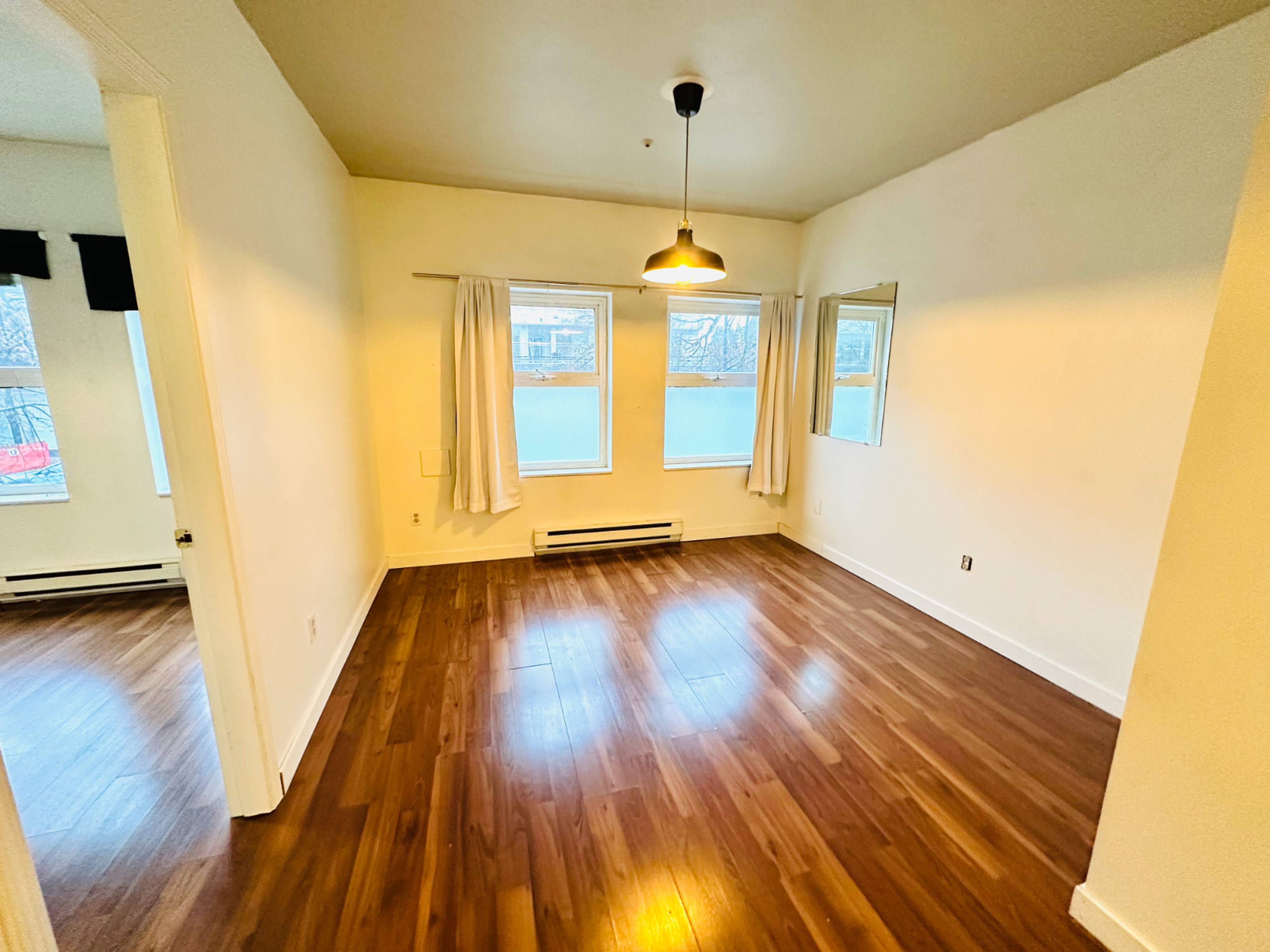 1 ch.  · 1 s. de bains for rent $2,300 / mois