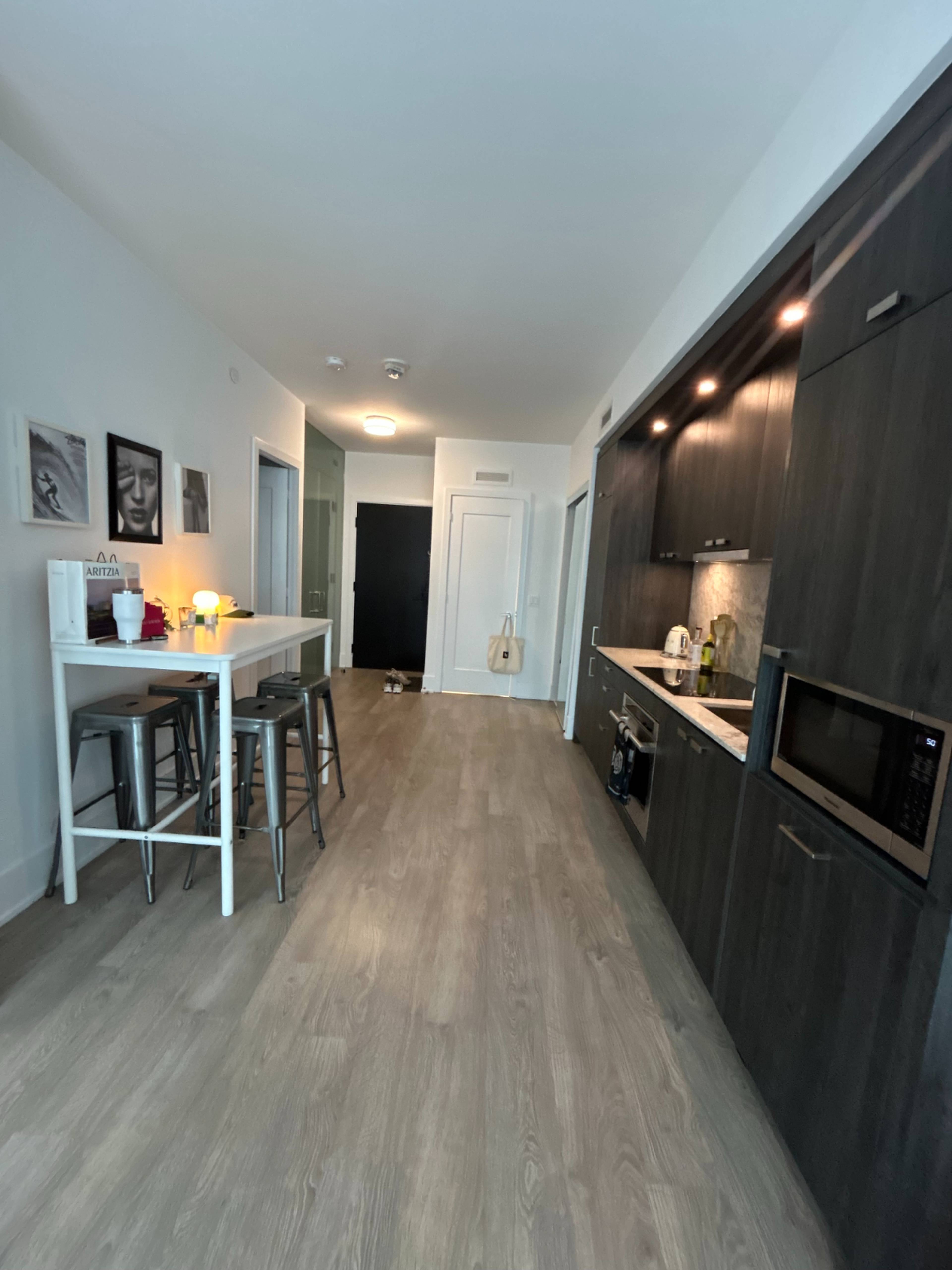 470 Front St W 4