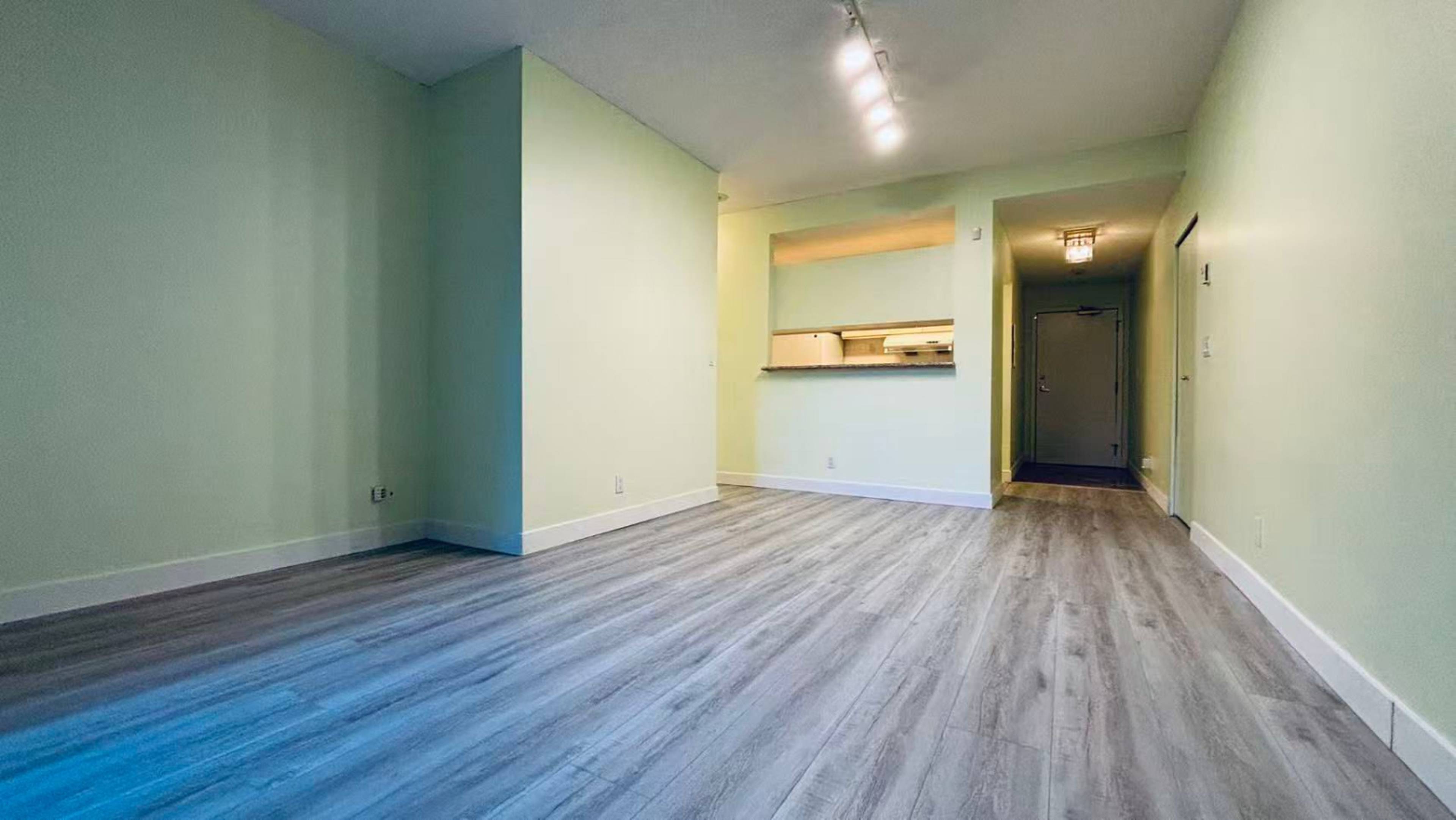 1 ch.  · 1 s. de bains for rent $2,300 / mois