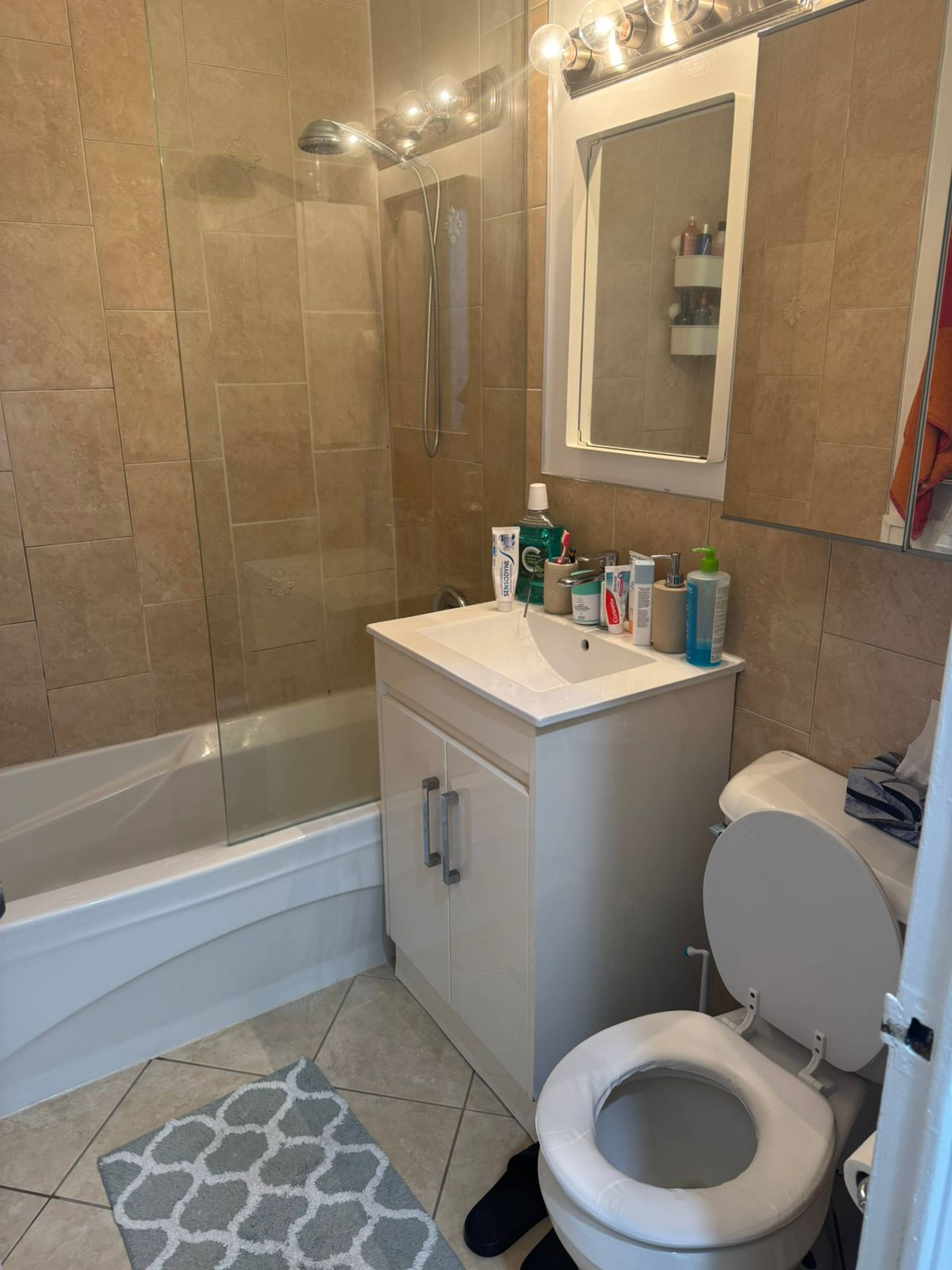 2 室  · 1 卫 for rent $2,400 / 月