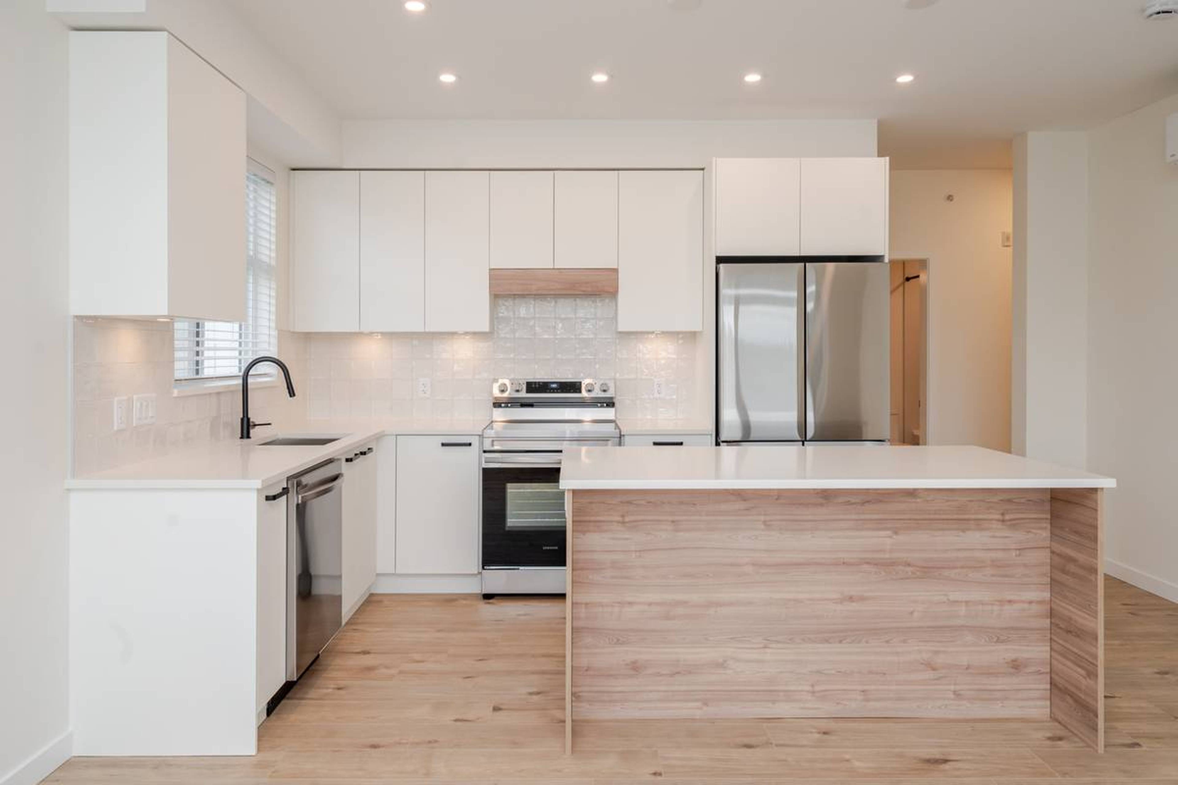2 室  · 2 卫 for rent $2,300 / 月