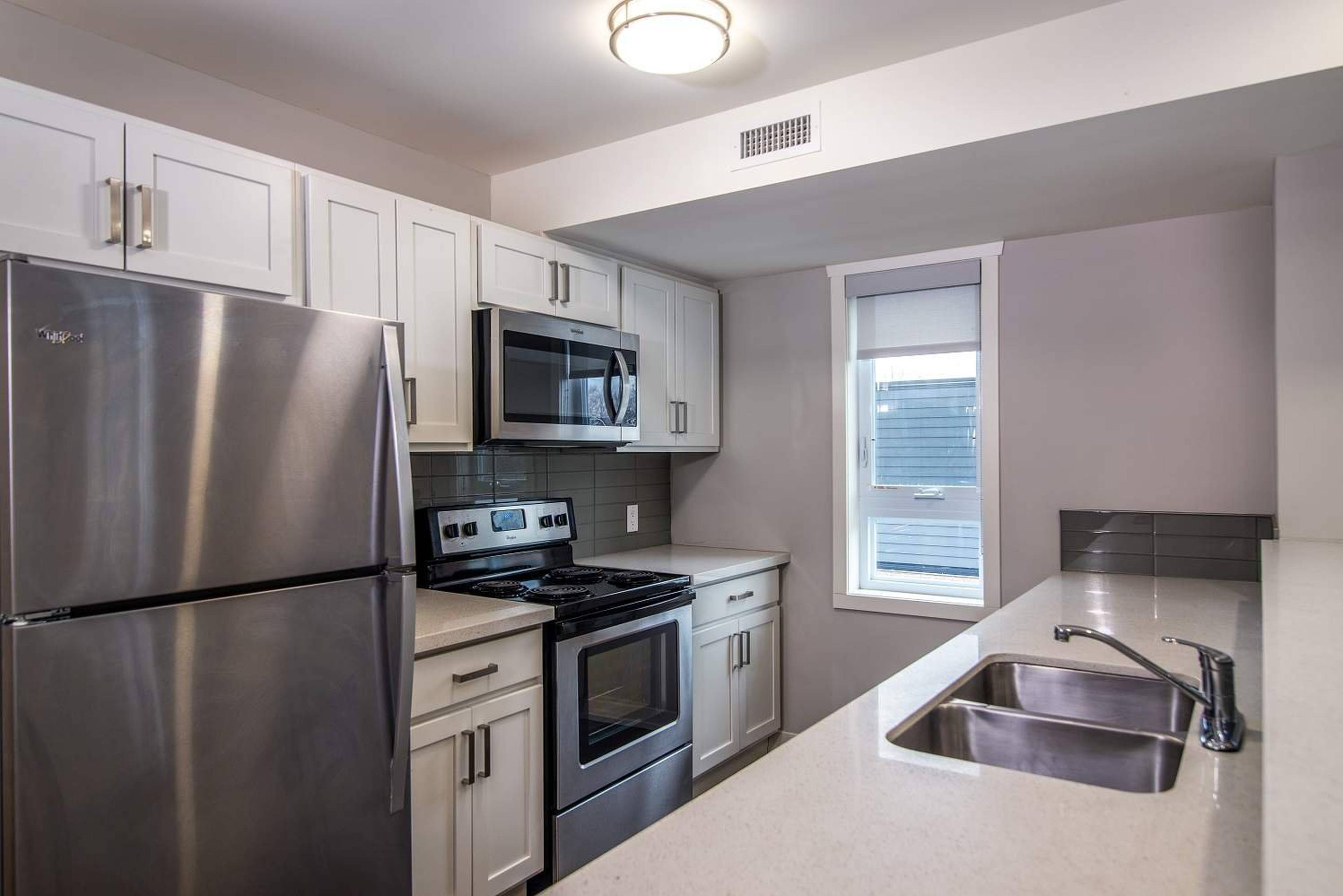 3 ch.  · 1 s. de bains for rent $2,599+ / mois