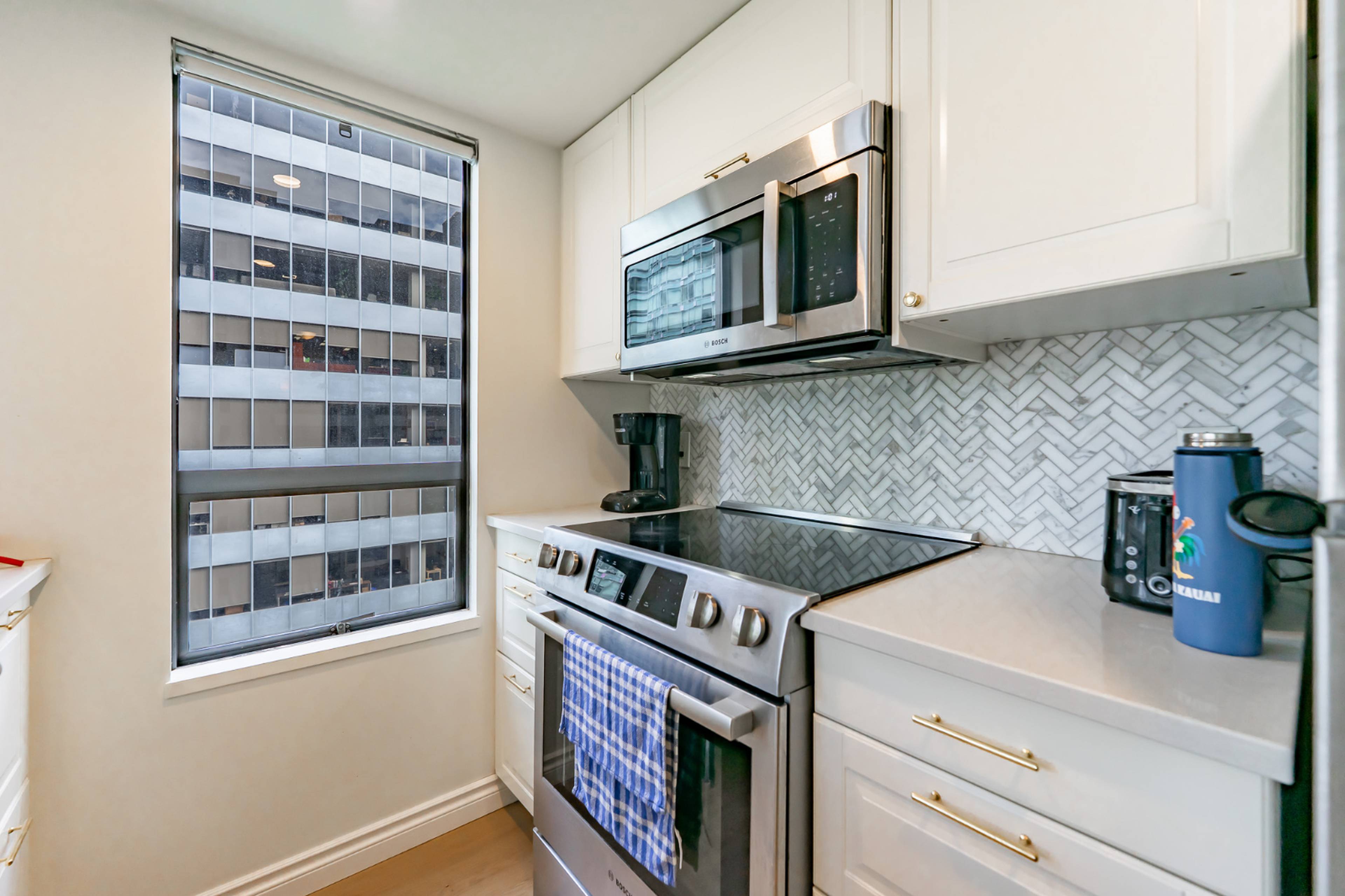 1060 Alberni St 8