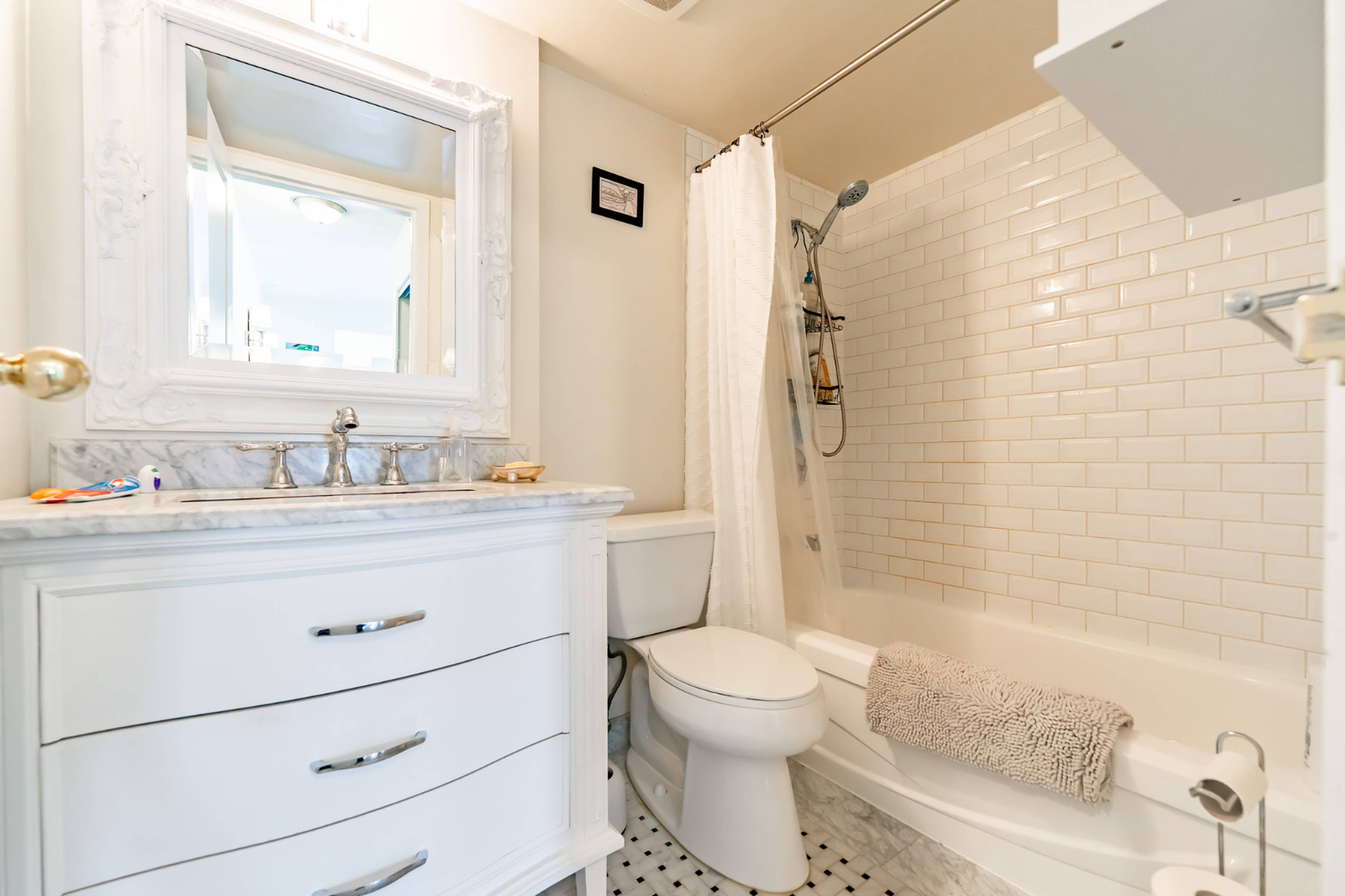 1060 Alberni St 13
