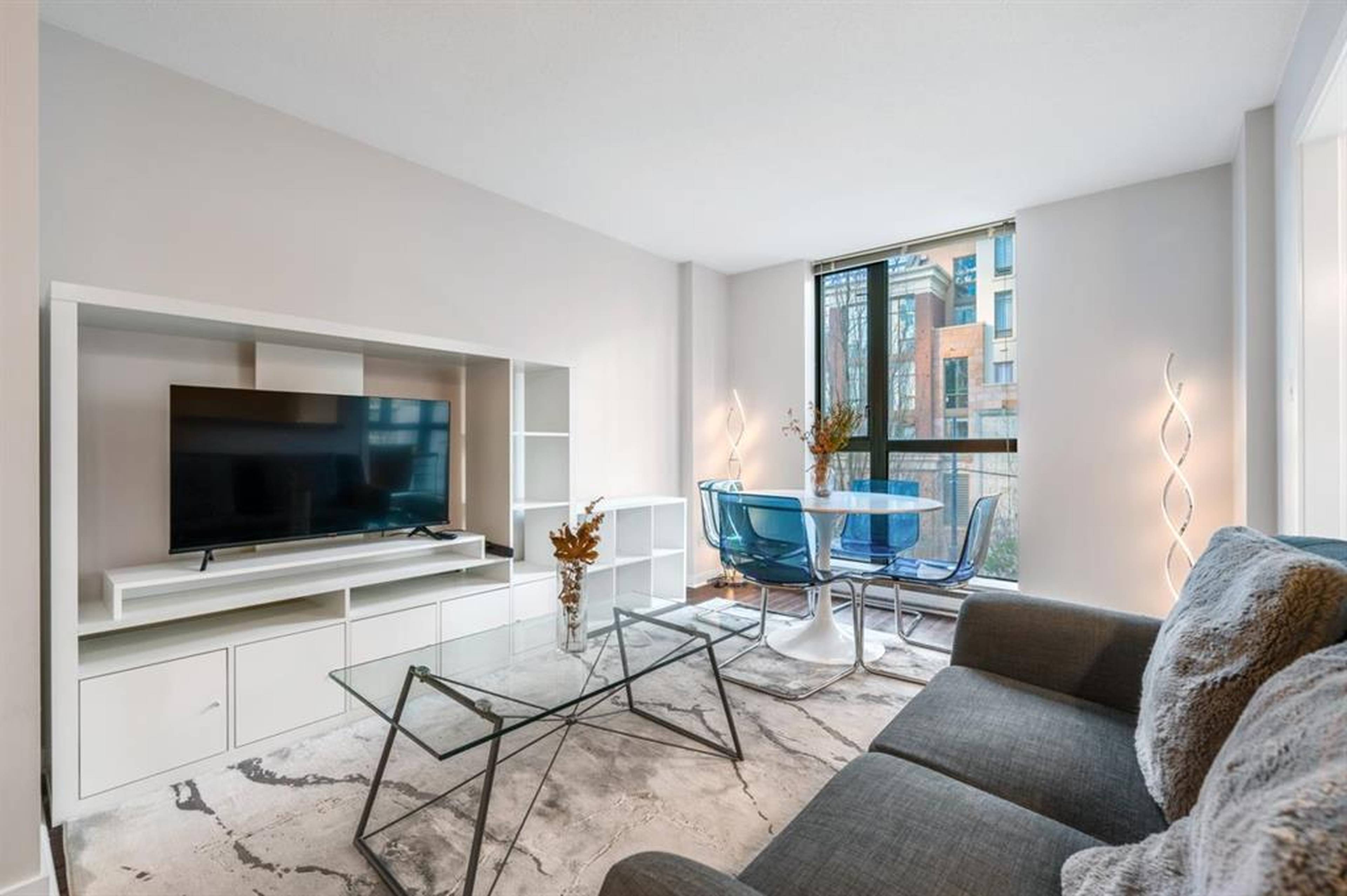 1 ch.  · 1 s. de bains for rent $2,349 / mois