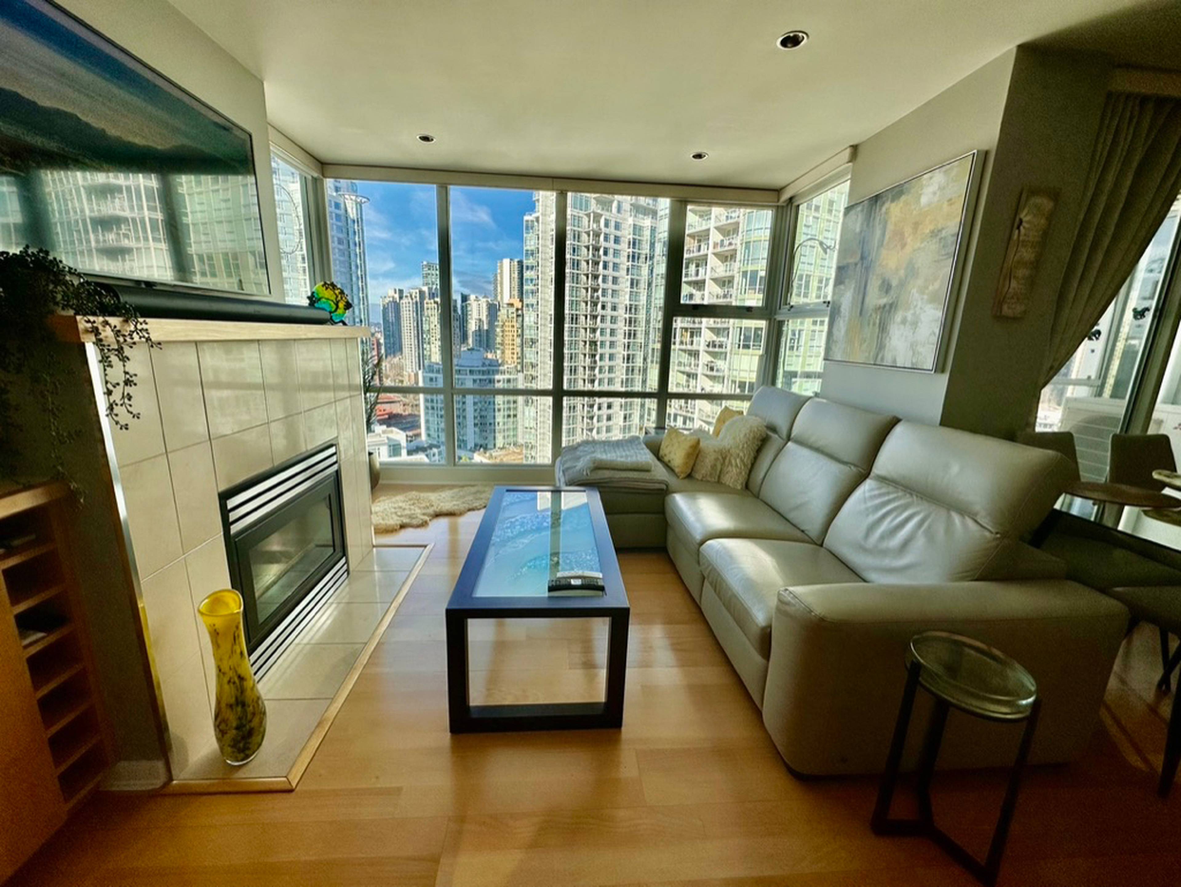 1077 Marinaside Cres 3