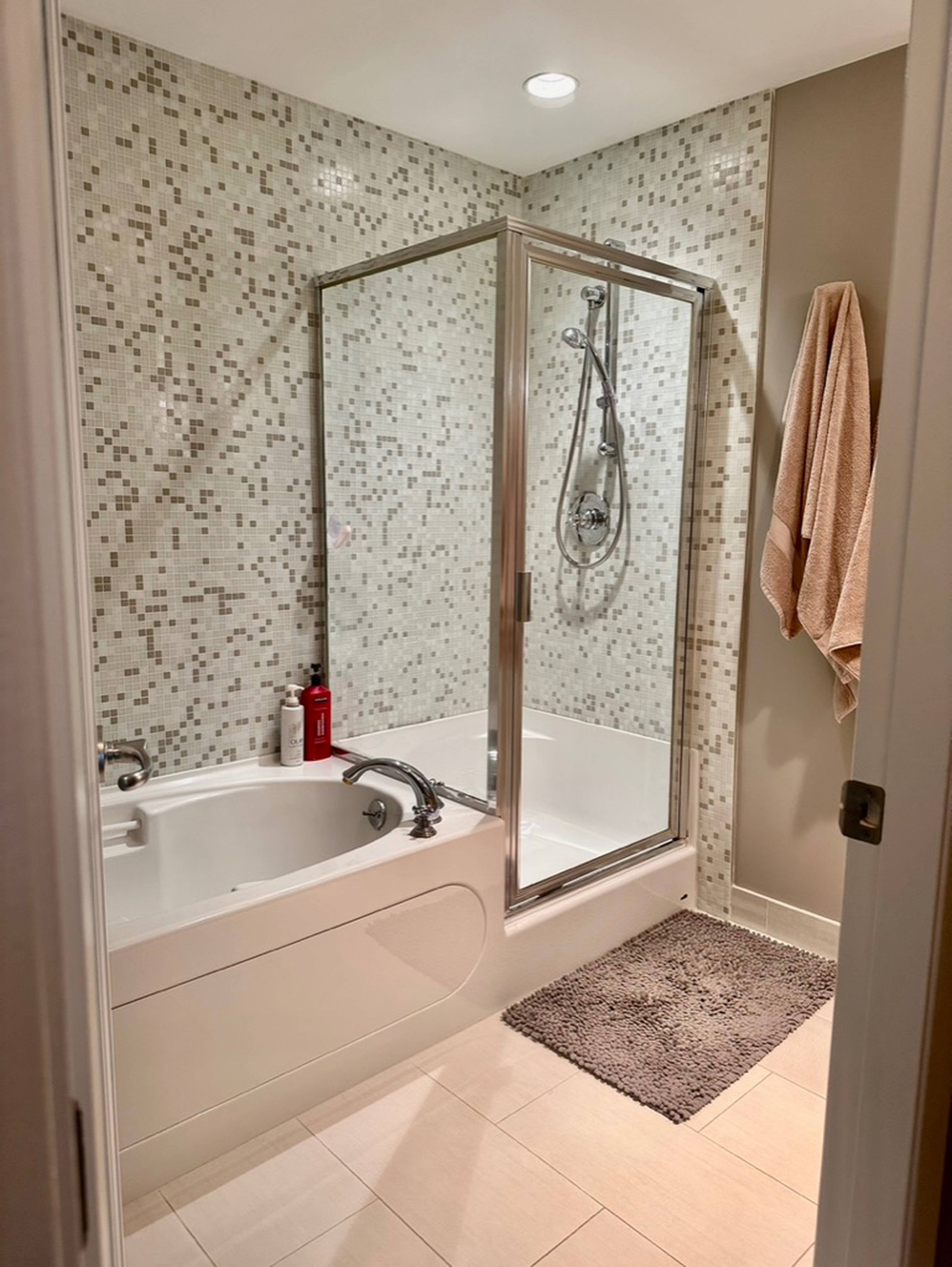 1077 Marinaside Cres 11
