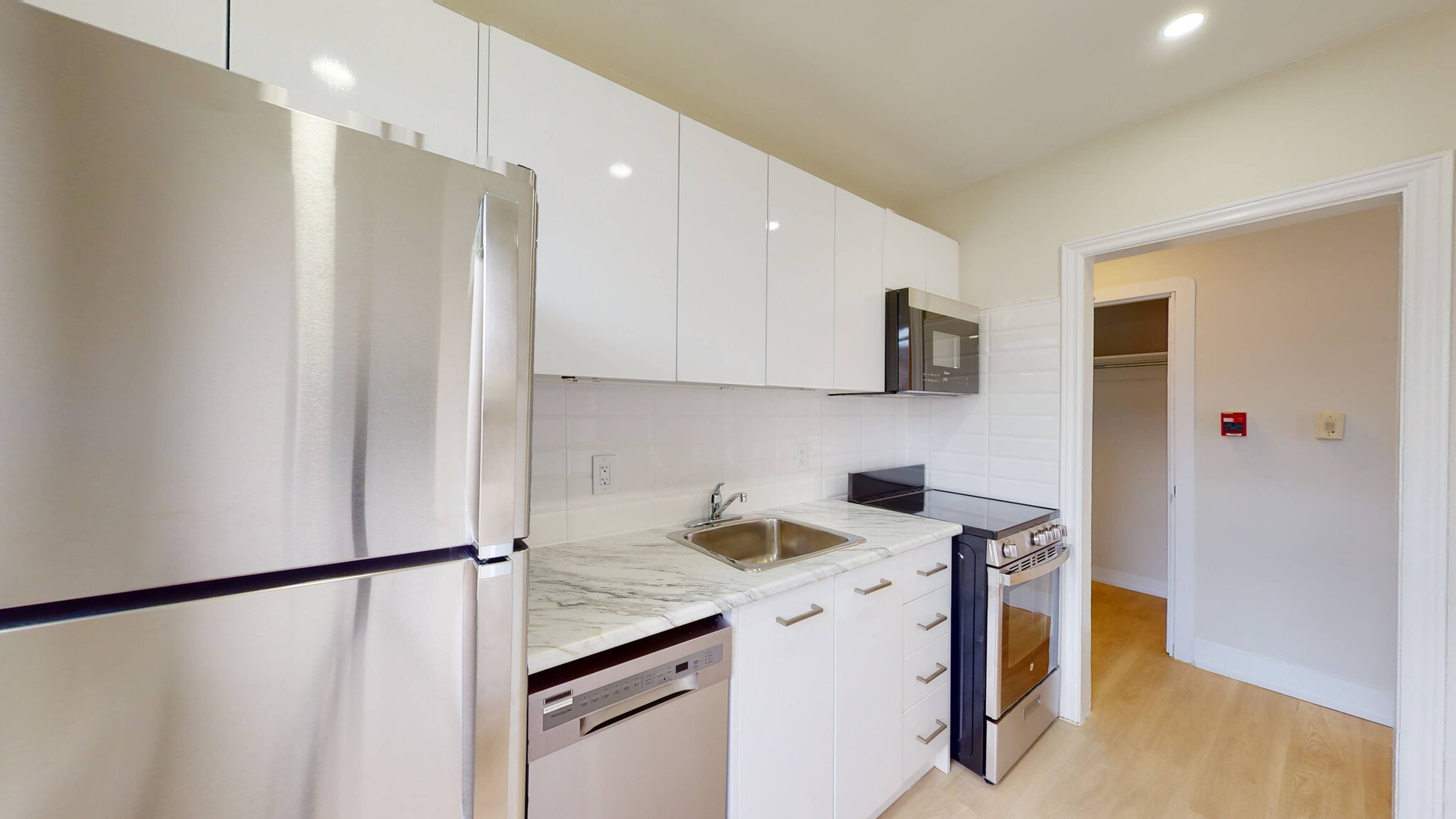 2 ch.  · 1 s. de bains for rent $2,019 / mois