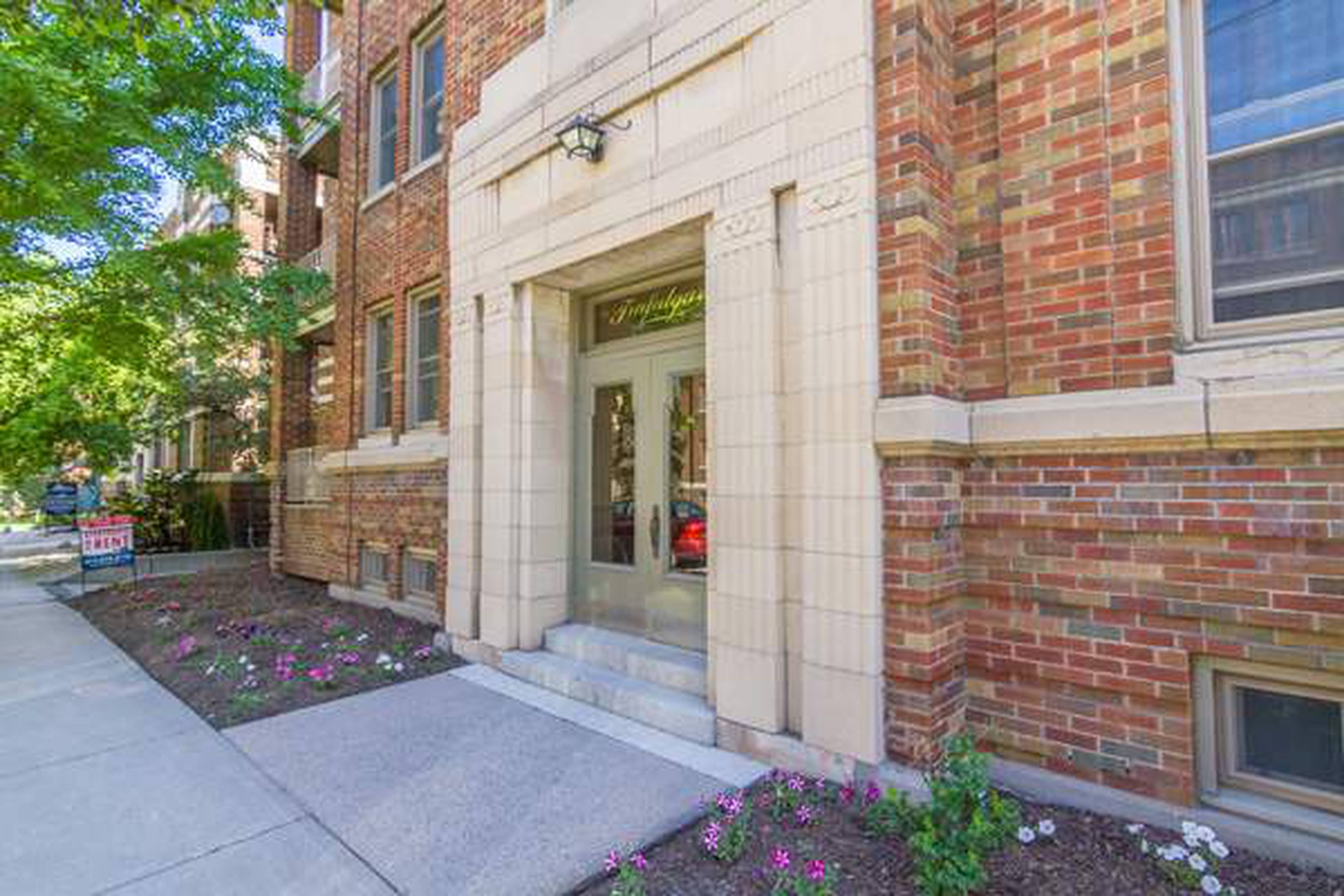 2 ch.  · 1 s. de bains for rent $2,369 / mois