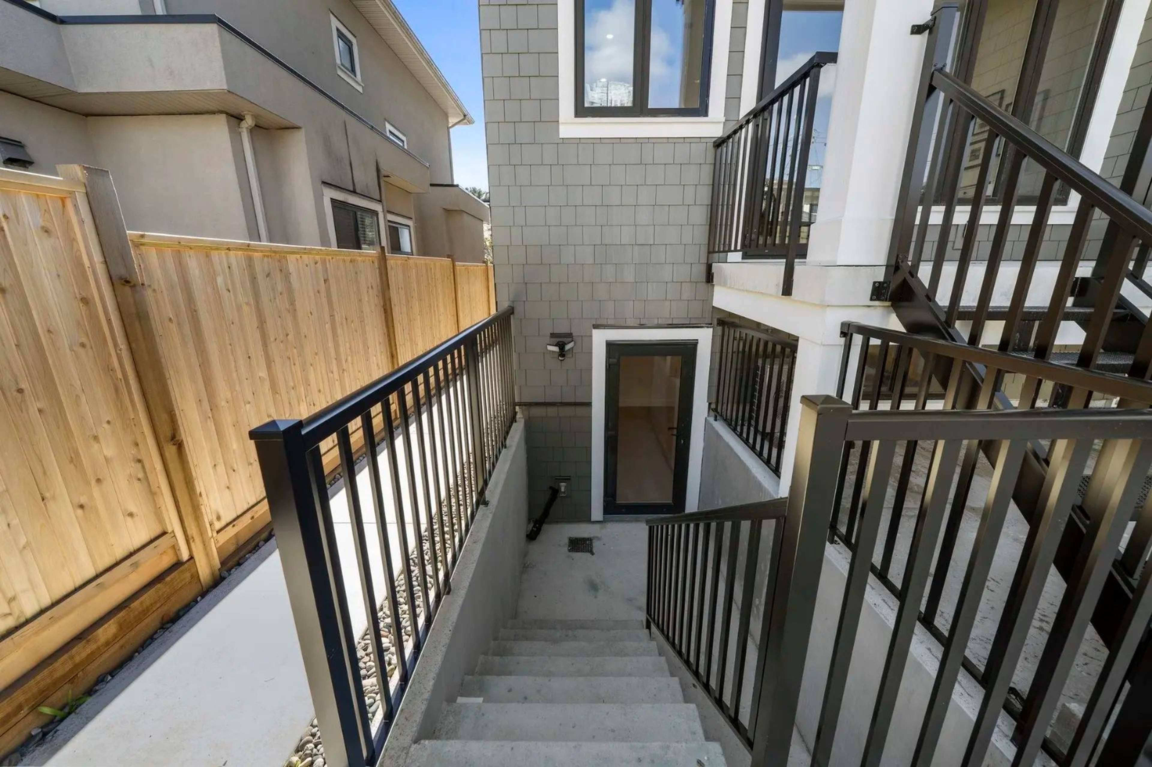 W 61st Ave 8