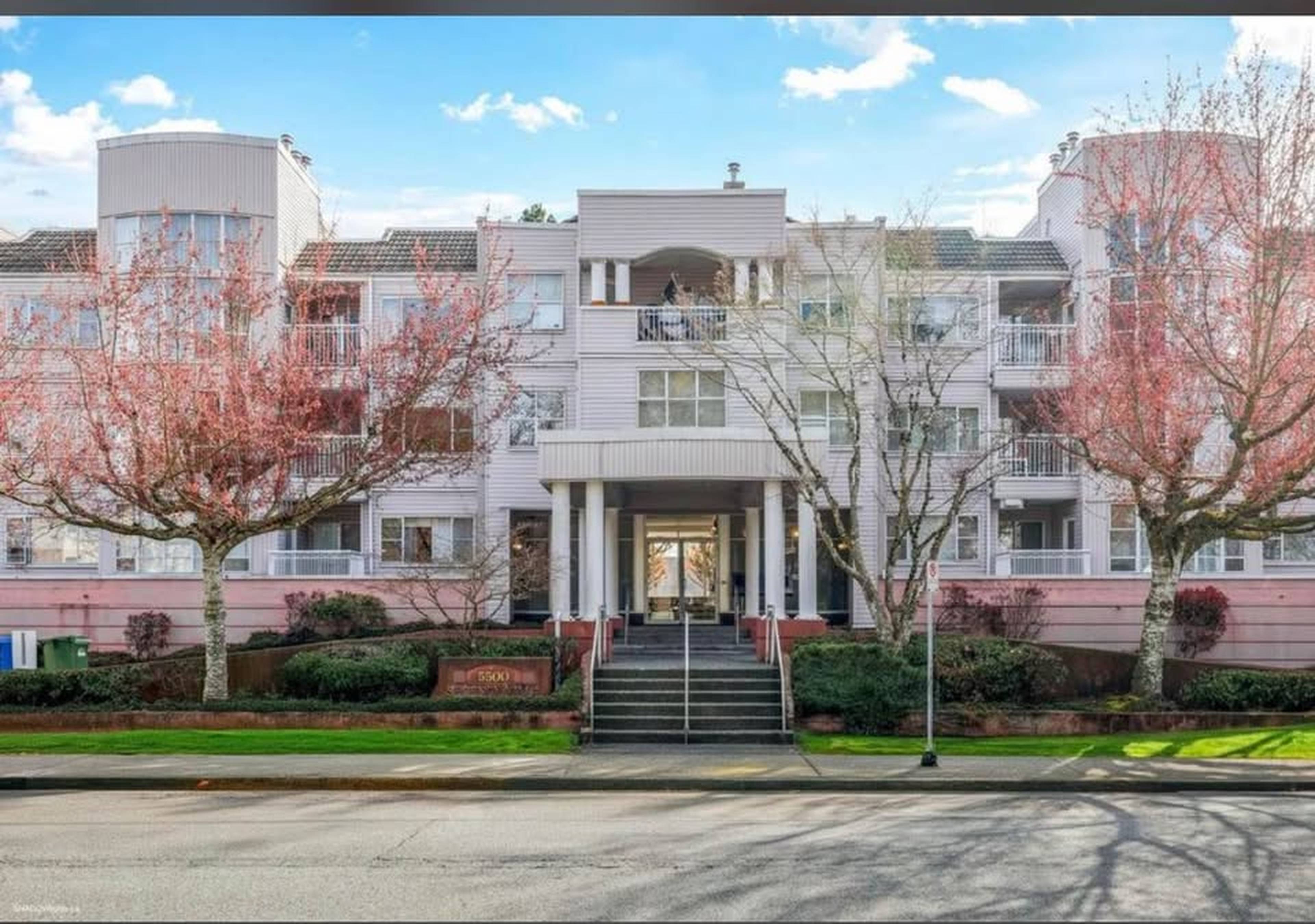 3 ch.  · 2 s. de bains for rent $3,080 / mois
