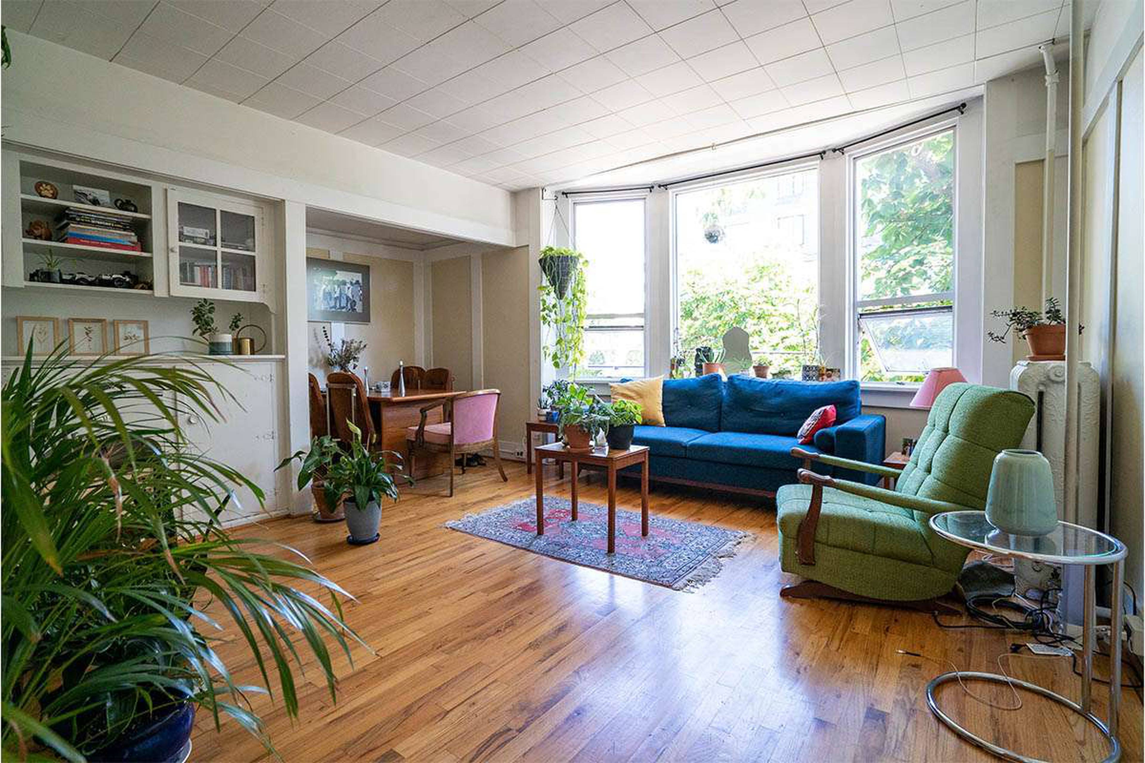 2 ch.  · 1 s. de bains for rent $2,380 / mois
