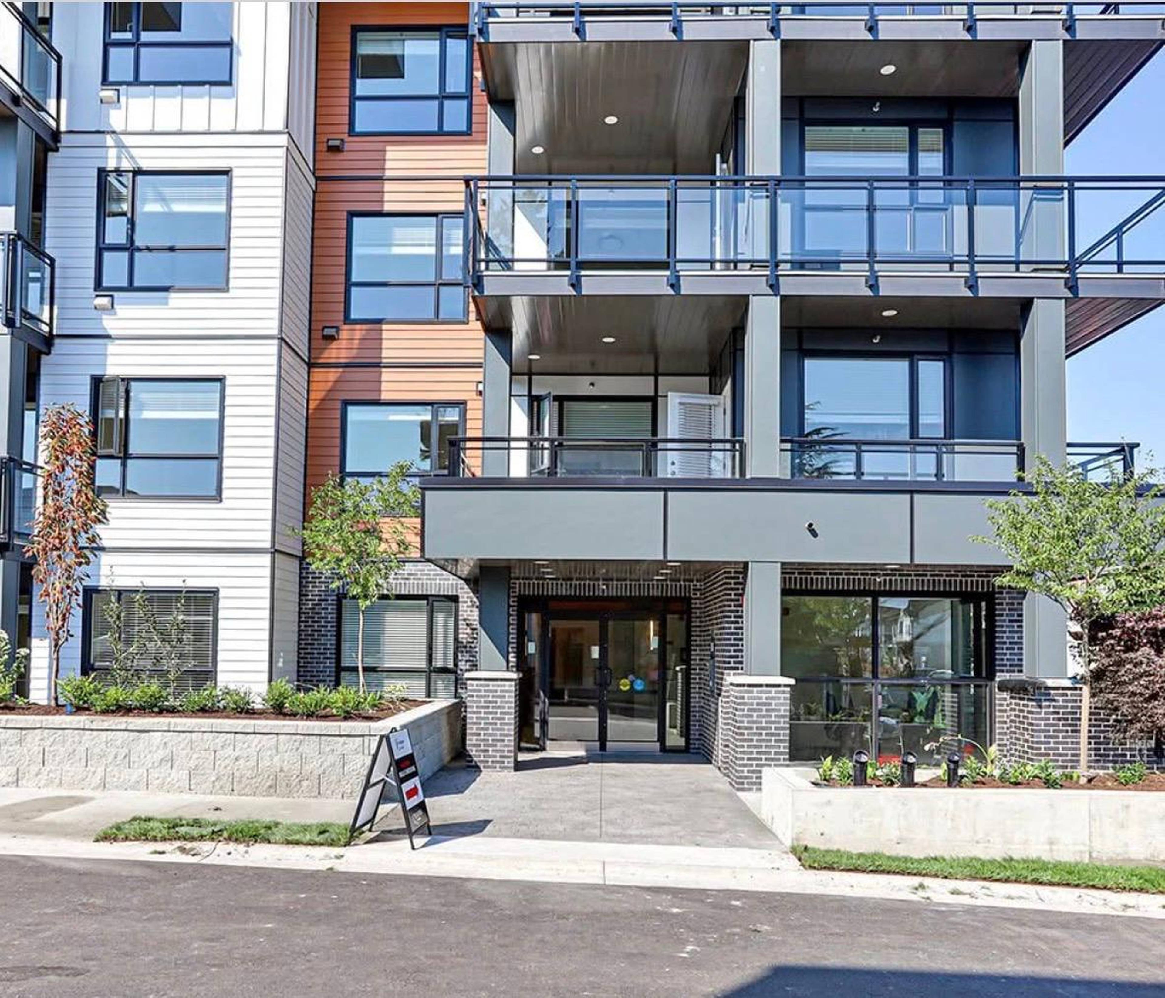 2 ch.  · 1 s. de bains for rent $2,100 / mois