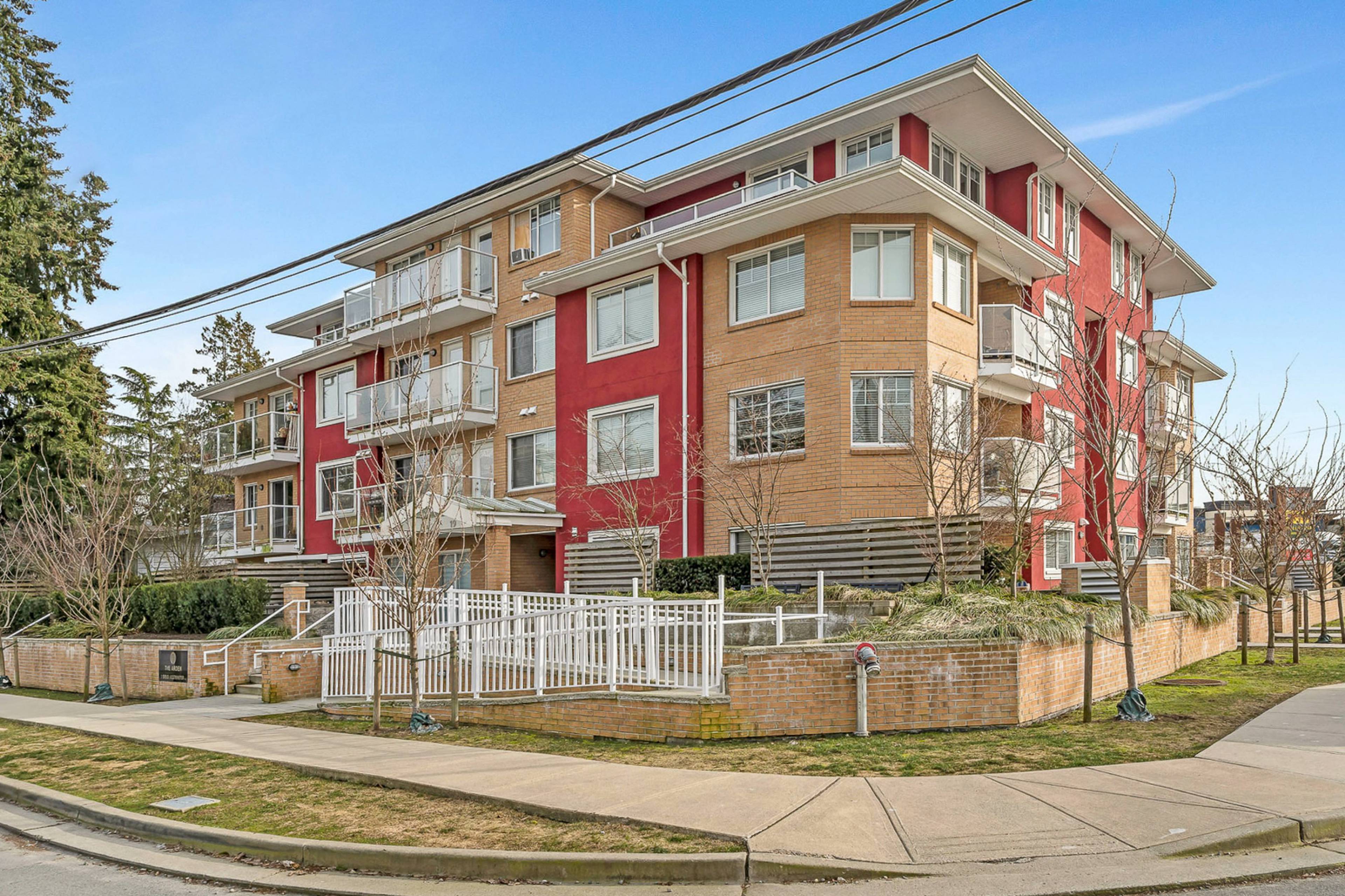 2 ch.  · 1 s. de bains for rent $2,500 / mois