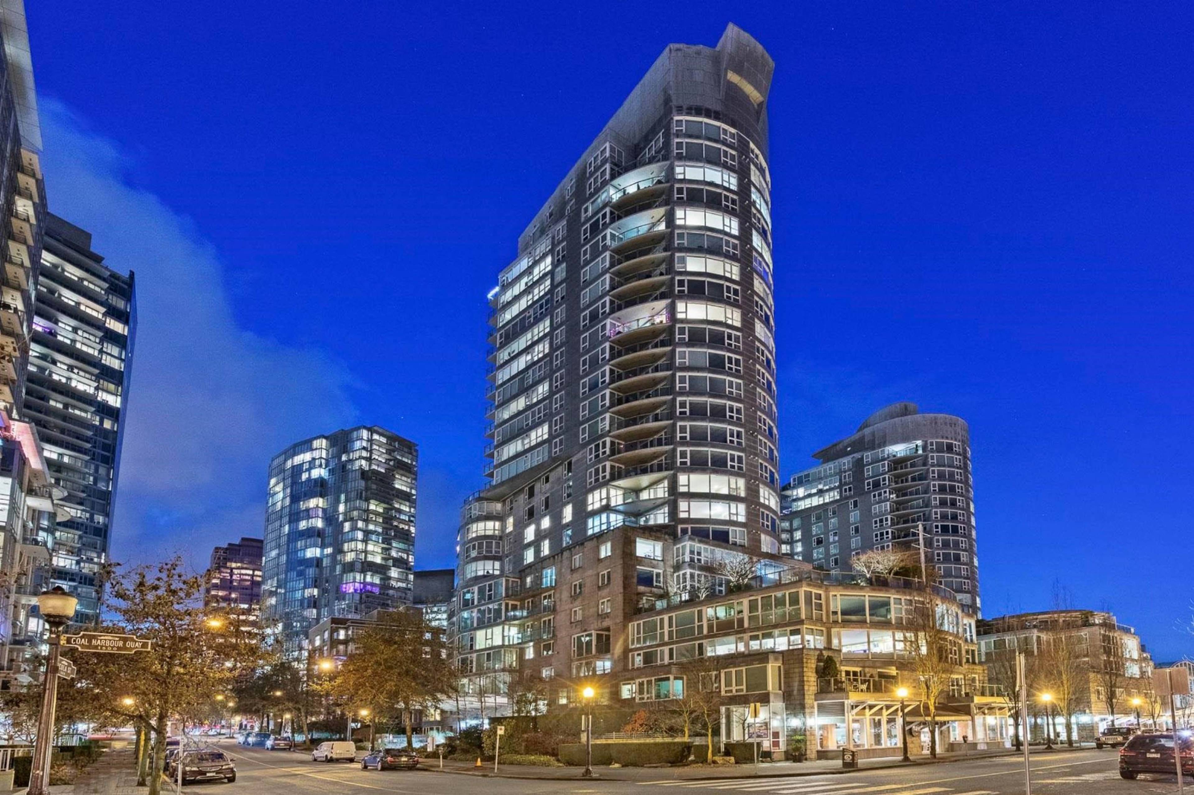 3 ch.  · 2 s. de bains for rent $5,250 / mois