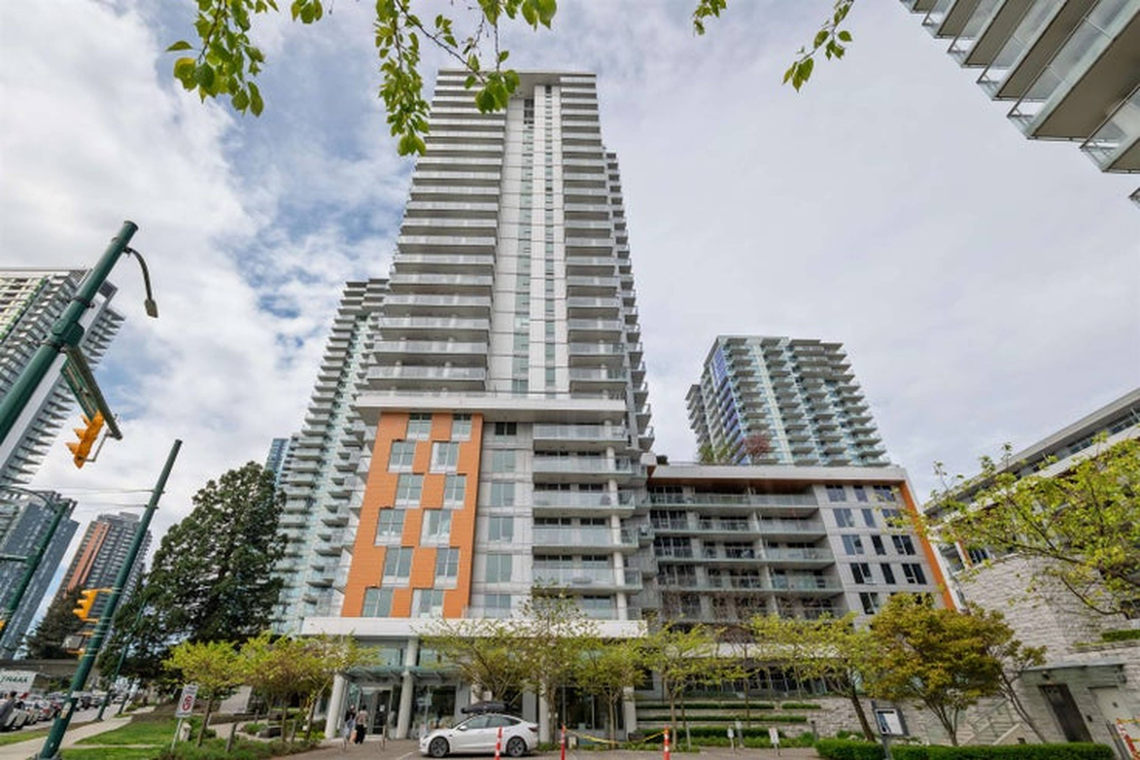 1 ch.  · 1 s. de bains for rent $2,300 / mois