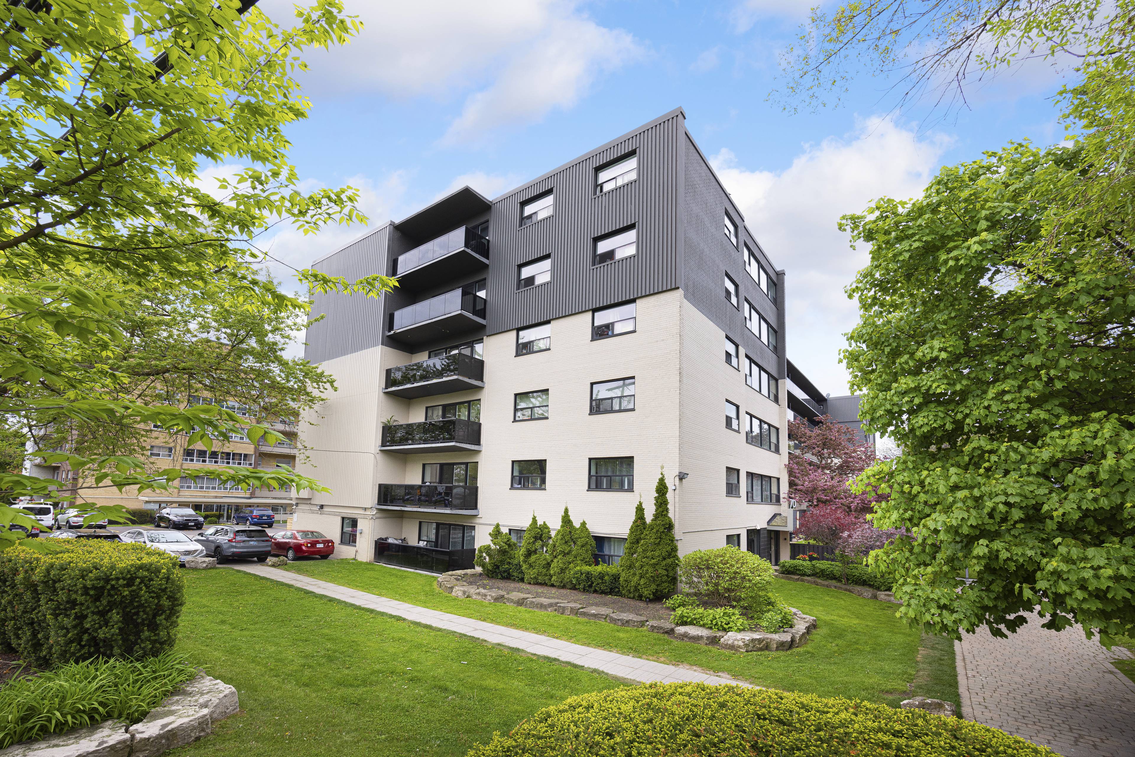 2 ch.  · 1 s. de bains for rent $2,474 / mois