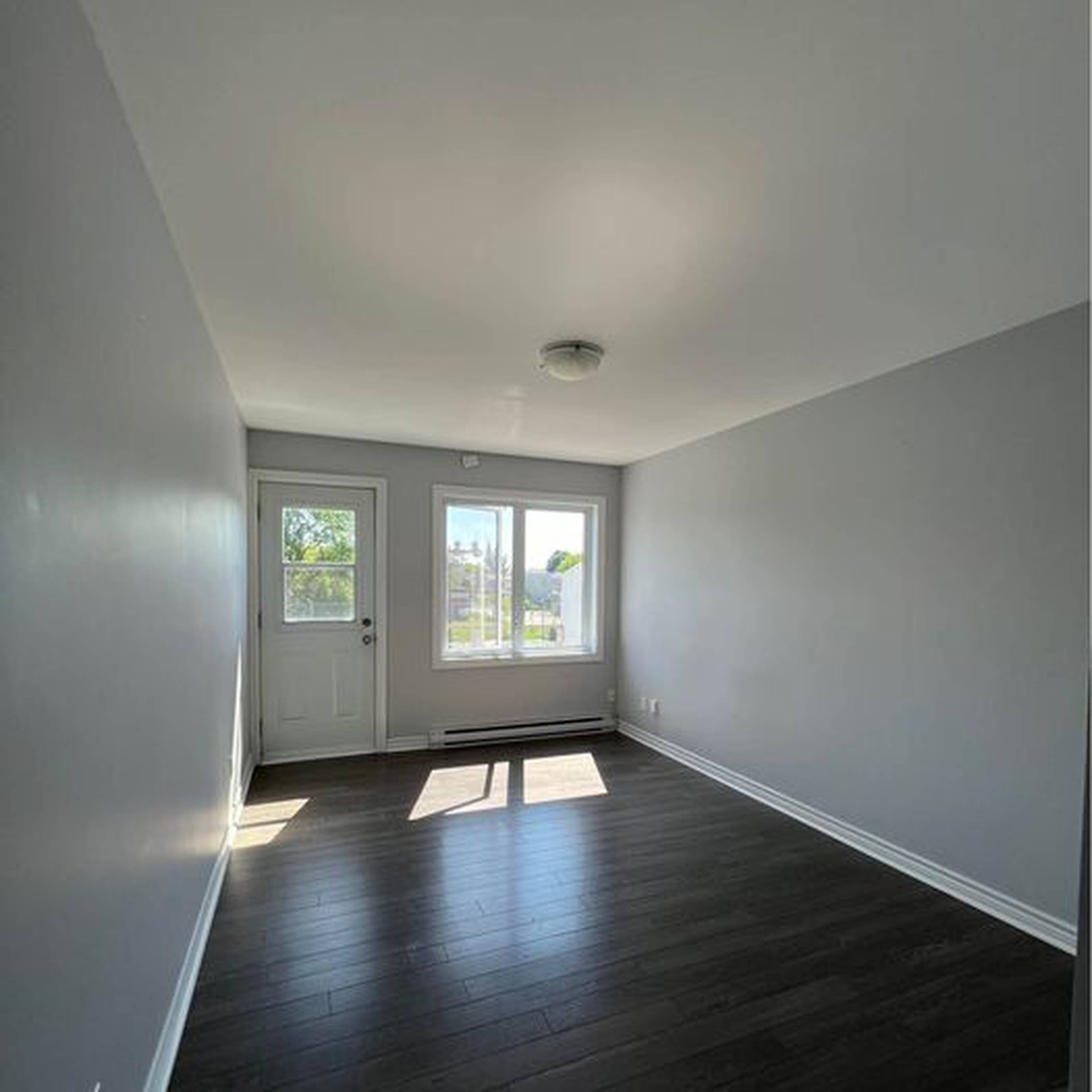 1 ch.  · 1 s. de bains for rent $1,450 / mois