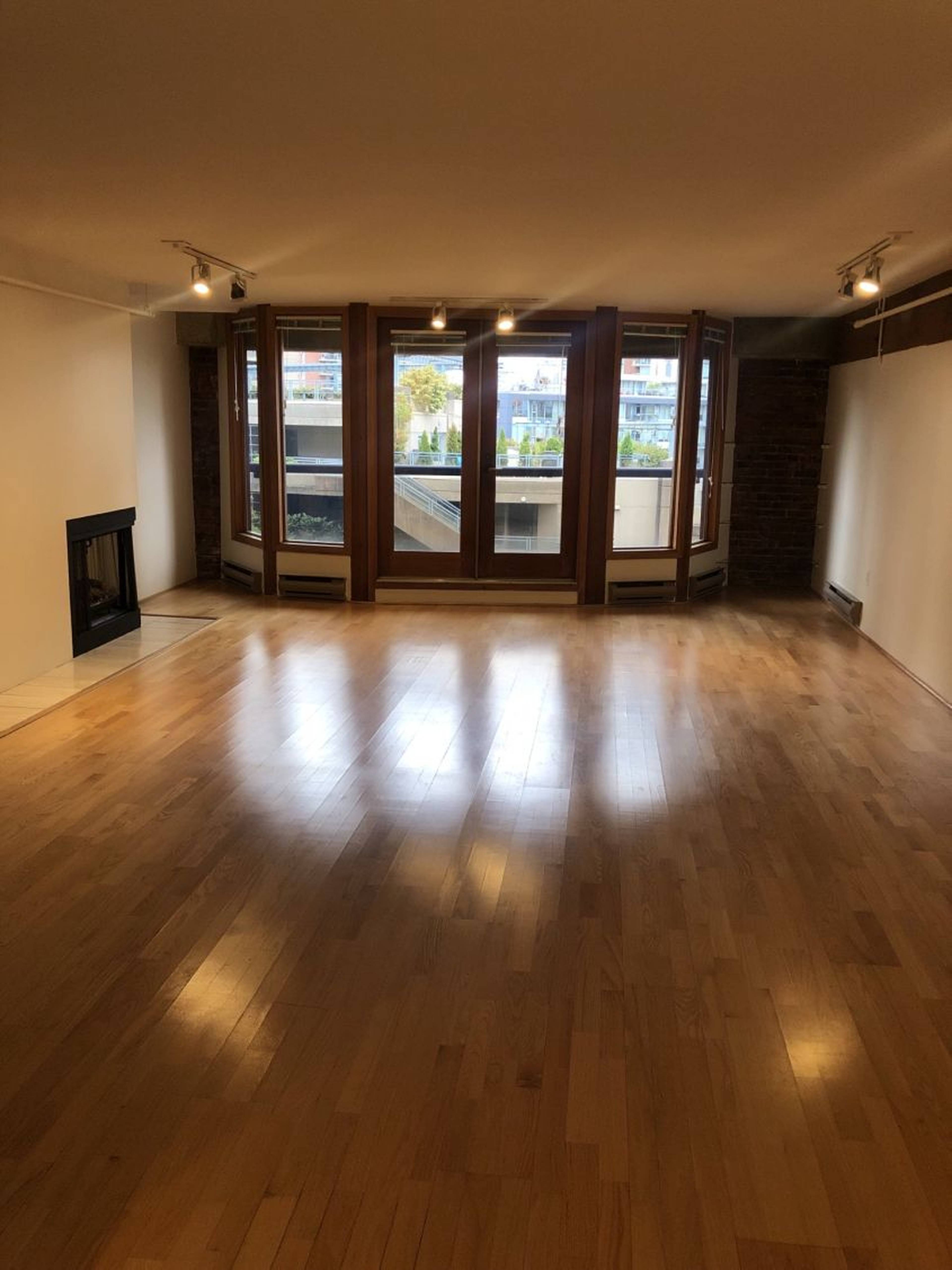 1 ch.  · 1 s. de bains for rent $2,800 / mois
