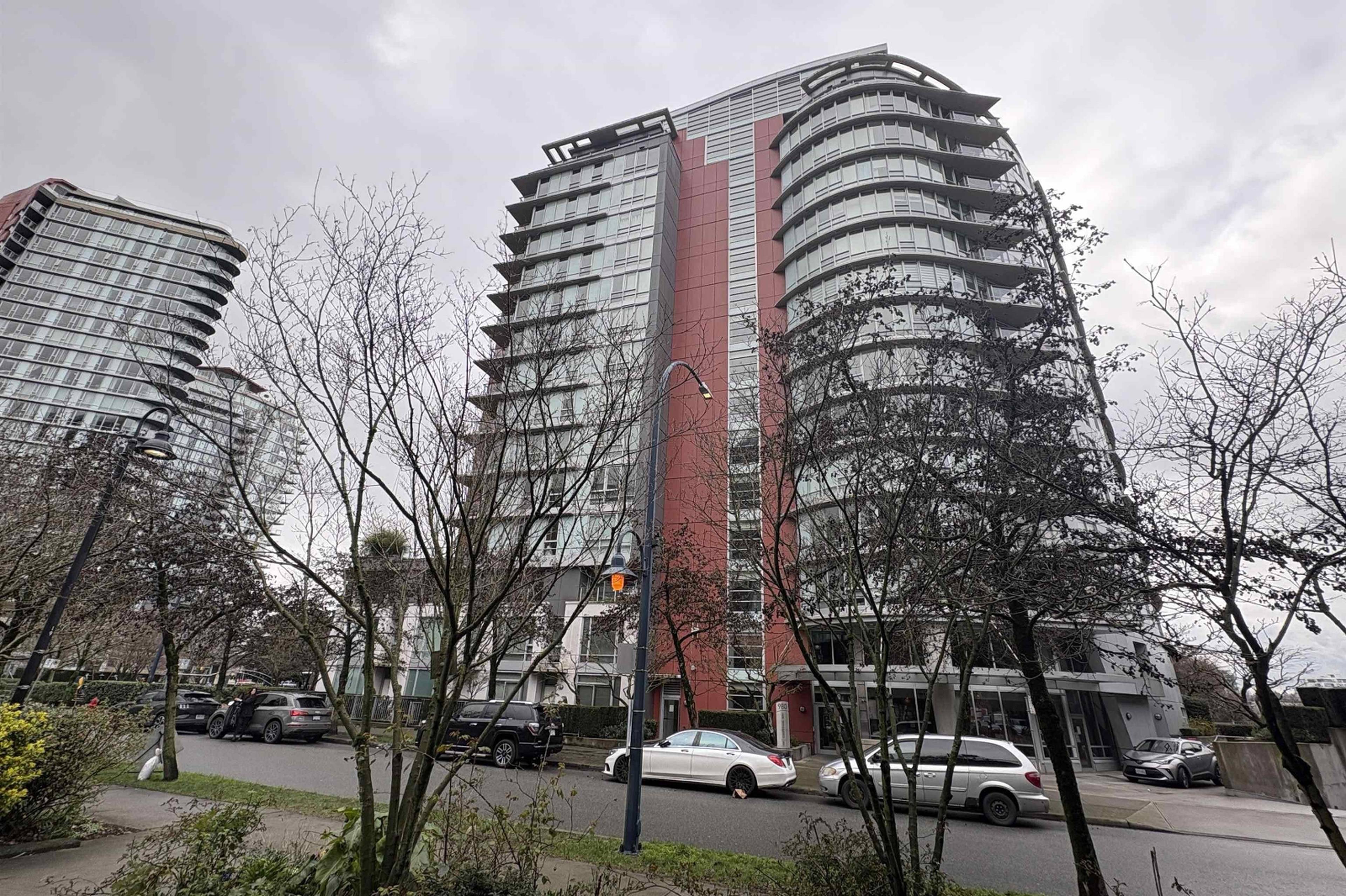 1 ch.  · 1 s. de bains for rent $1,102 / mois