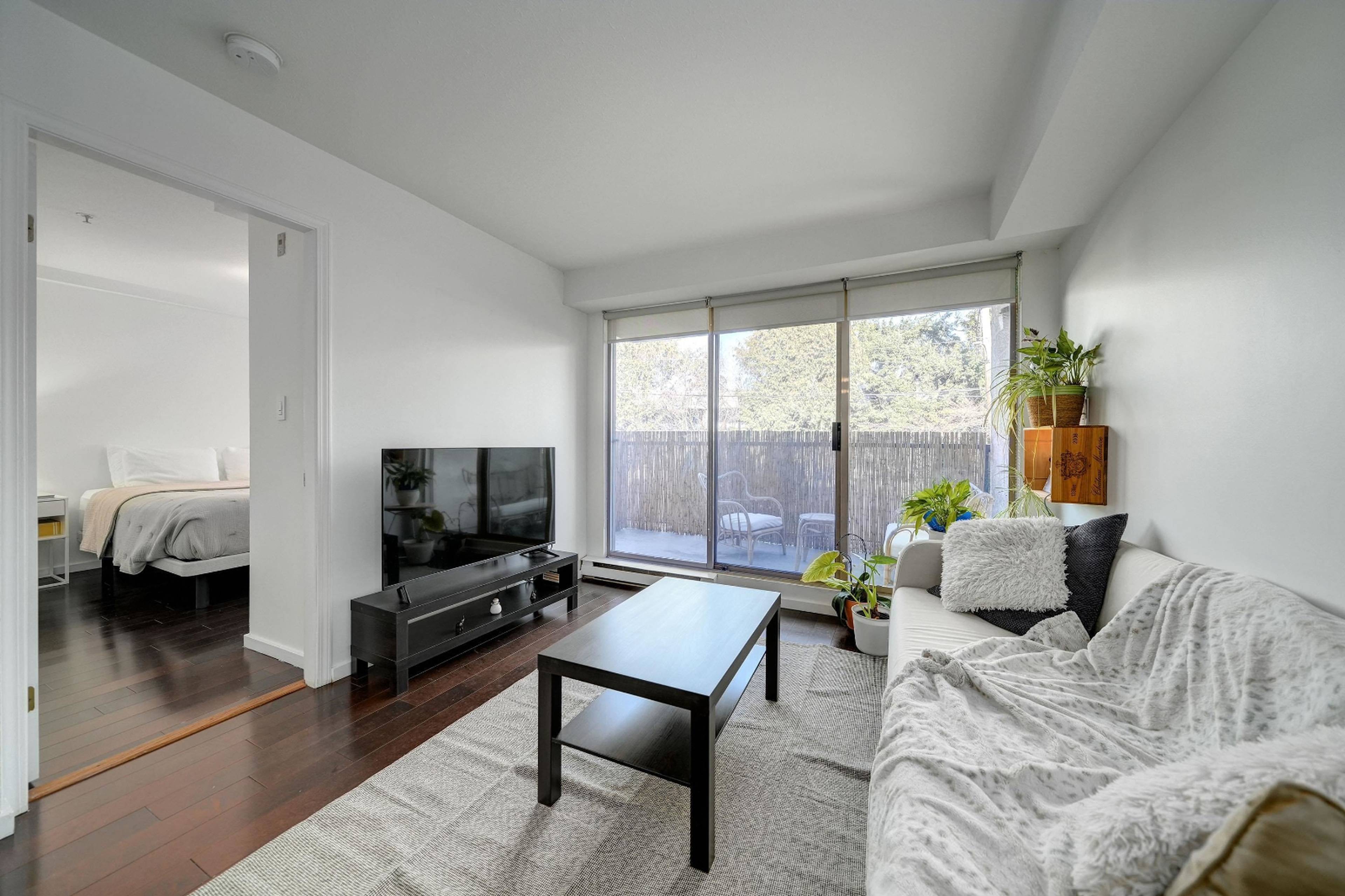 1 ch.  · 1 s. de bains for rent $1,350 / mois