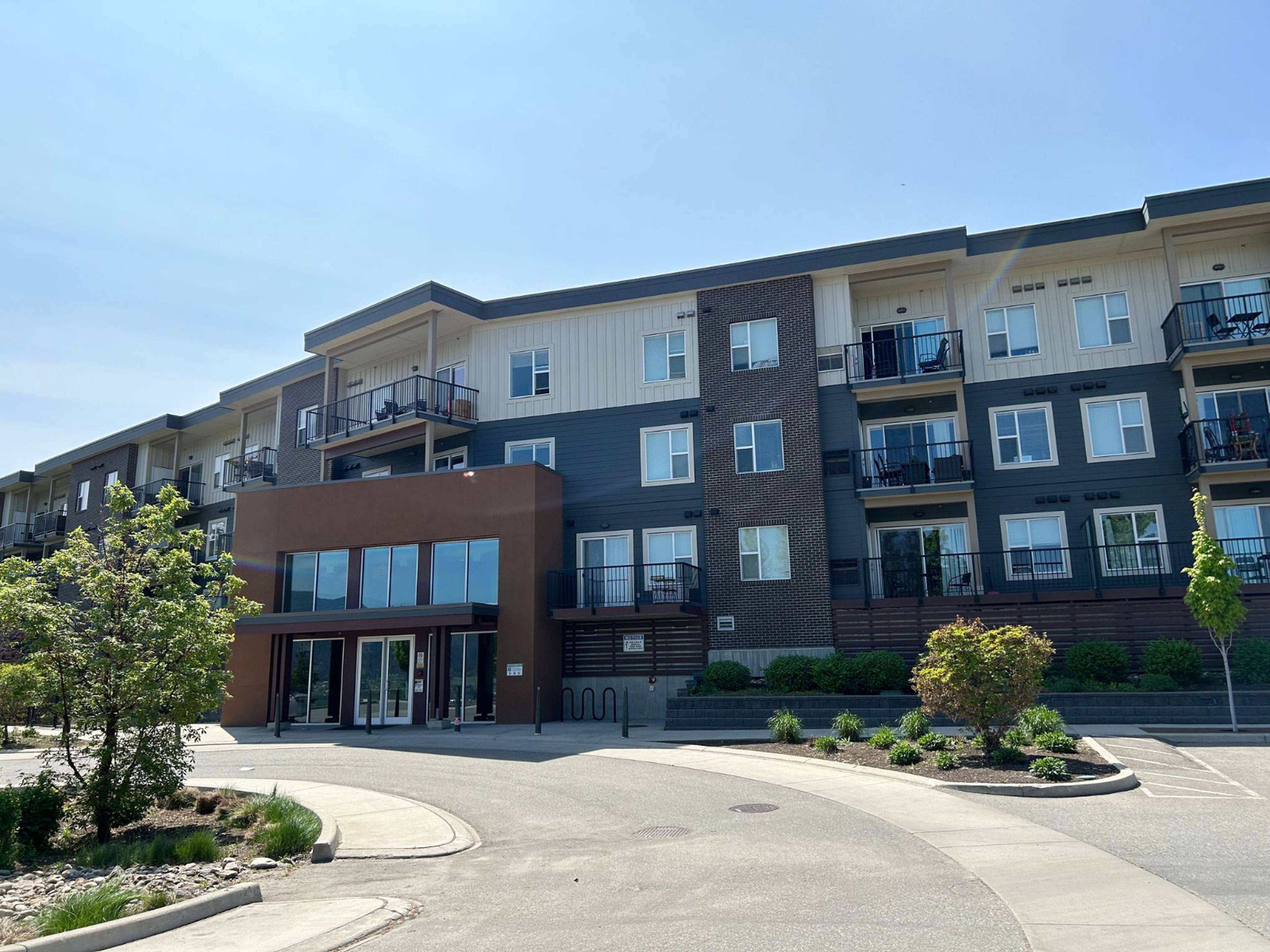 3 ch.  · 2 s. de bains for rent $1,000 / mois