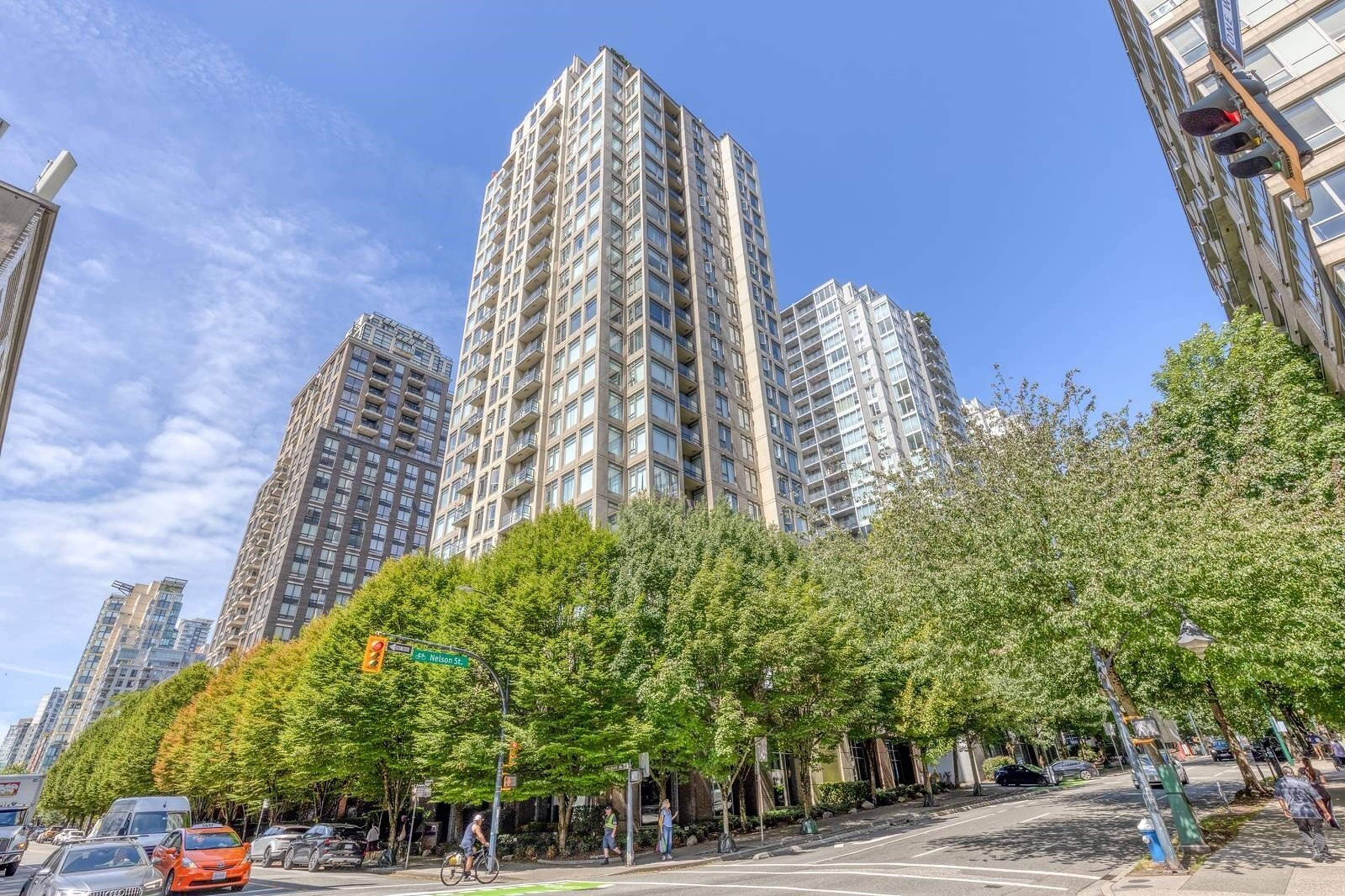 1 ch.  · 1 s. de bains for rent $1,350 / mois