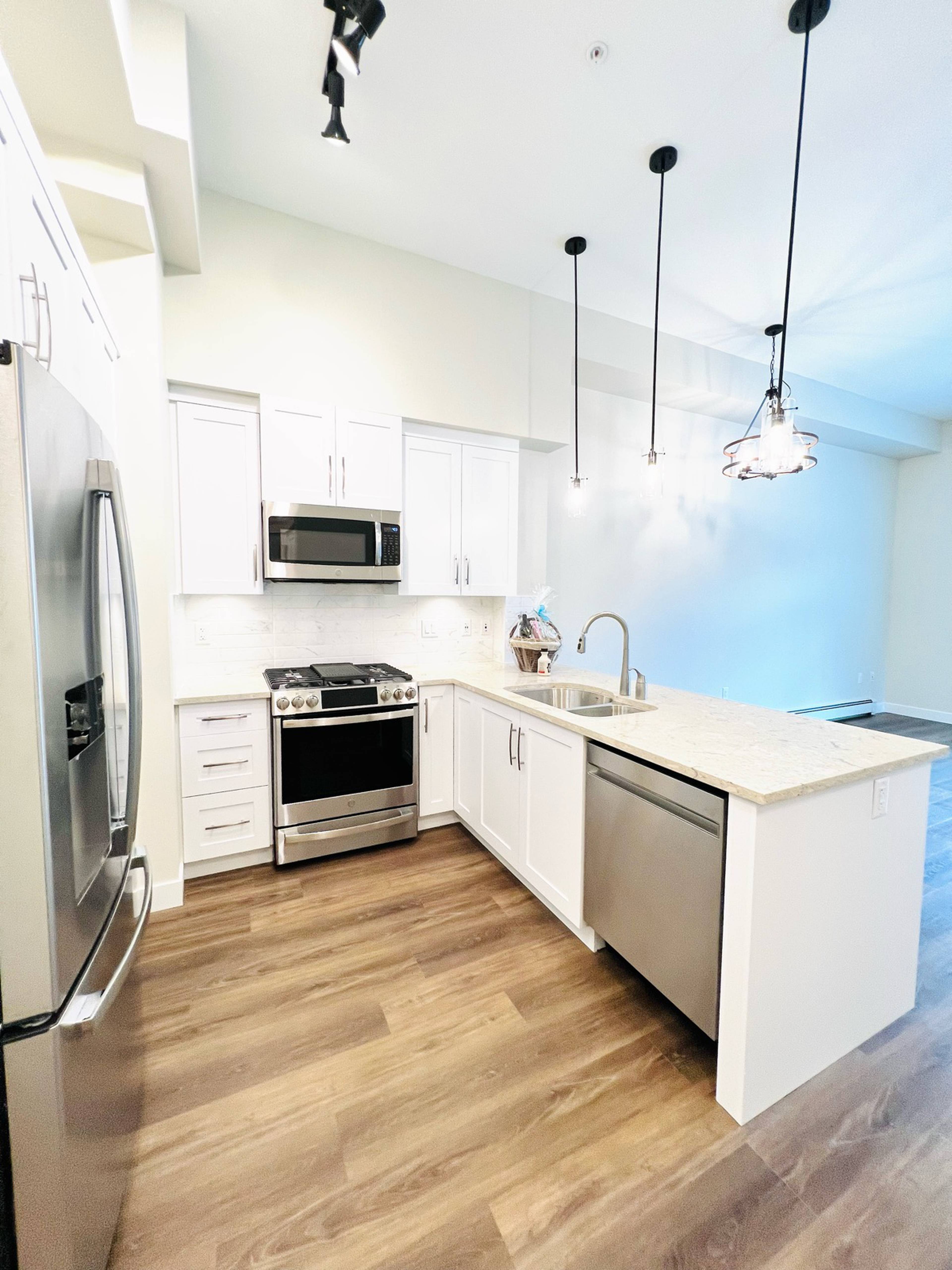 1 ch.  · 1 s. de bains for rent $1,950 / mois