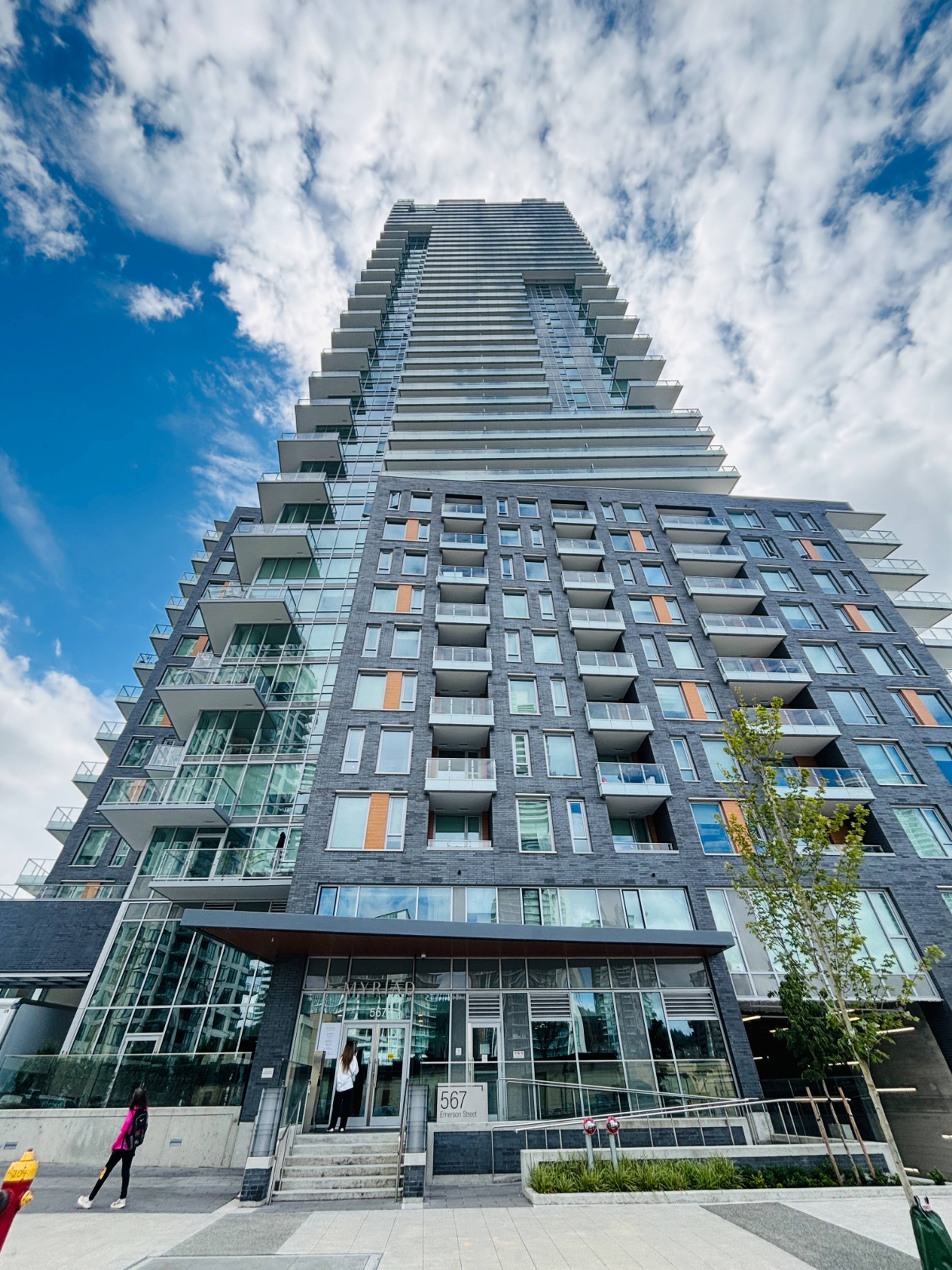 1 ch.  · 1 s. de bains for rent $2,100 / mois