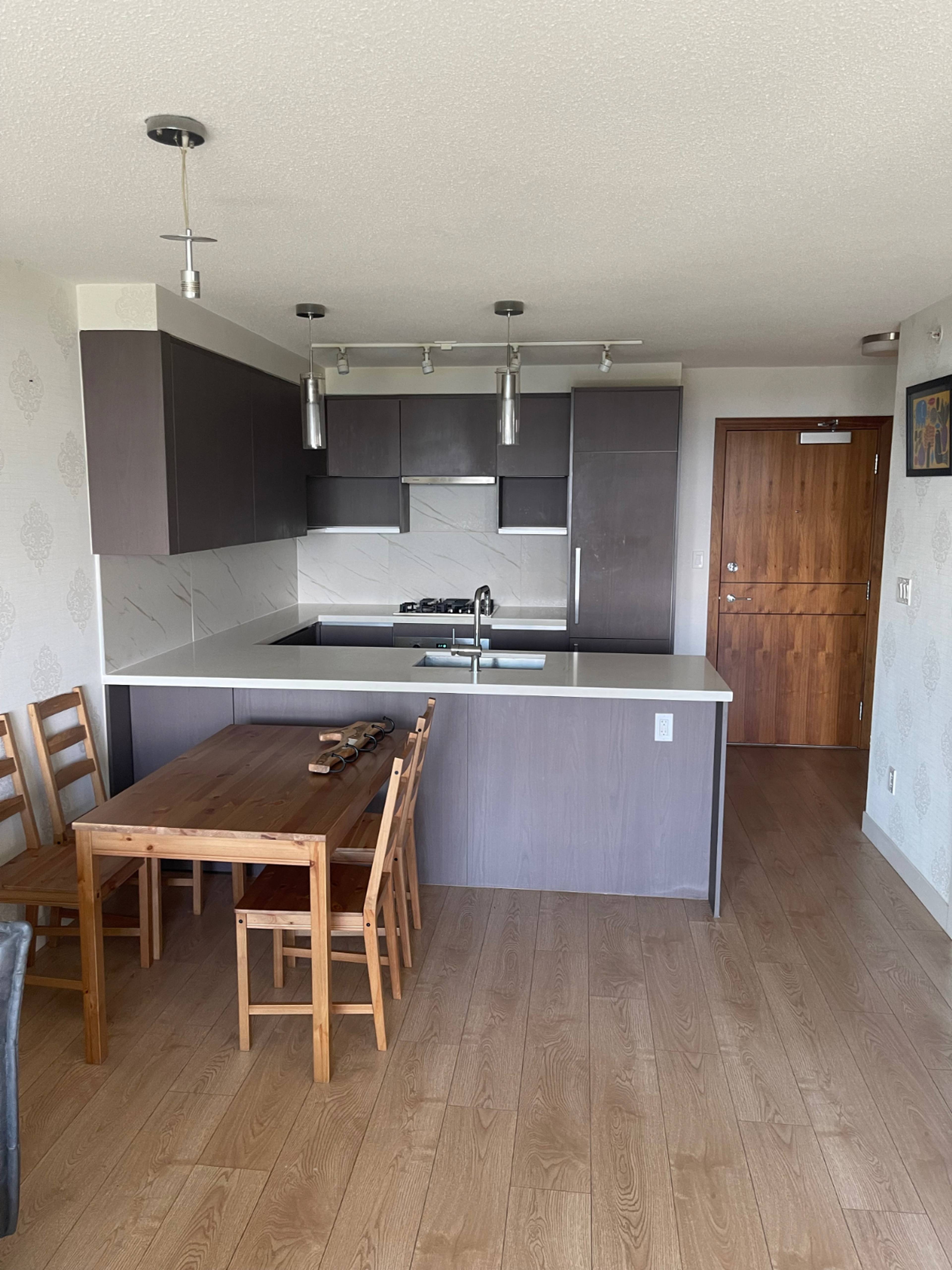 1 ch.  · 1 s. de bains for rent $2,400 / mois