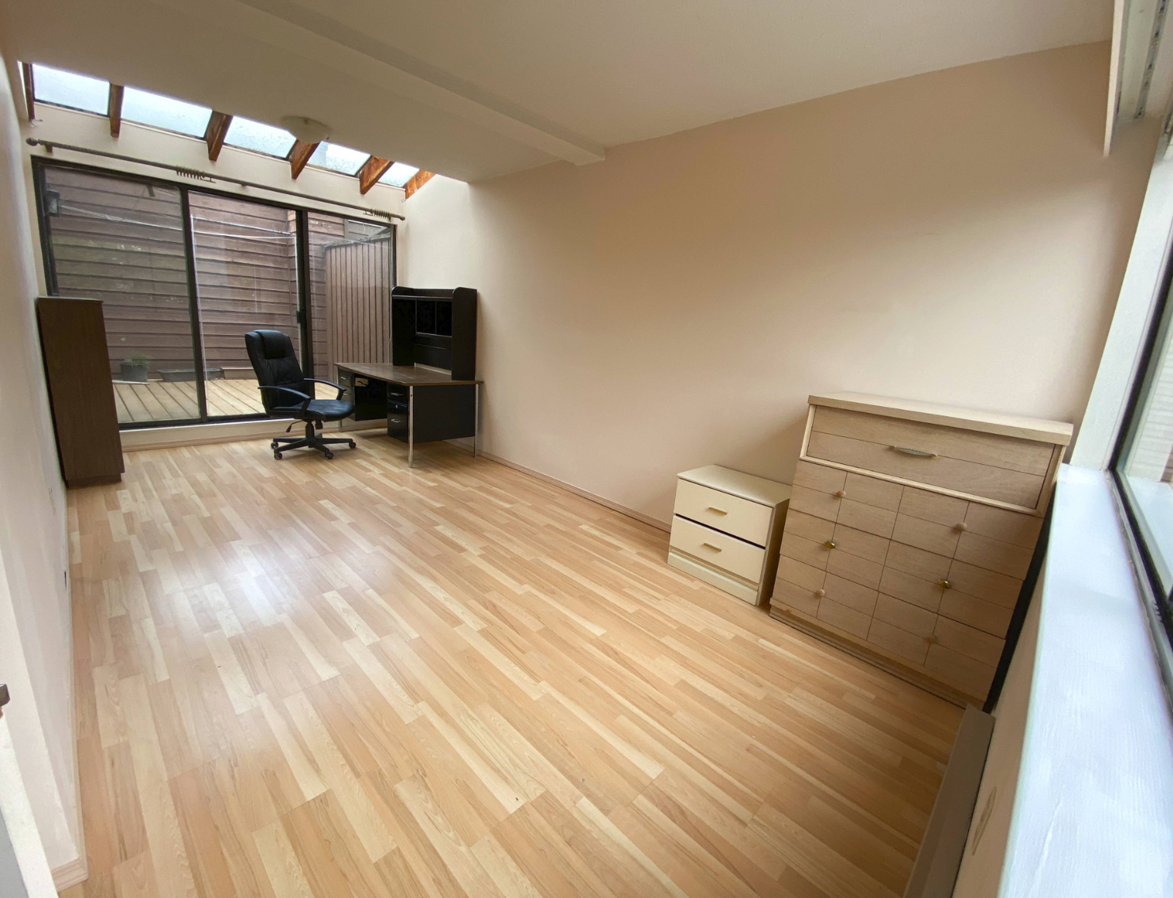 1 室  · 1 卫 for rent $1,000 / 月
