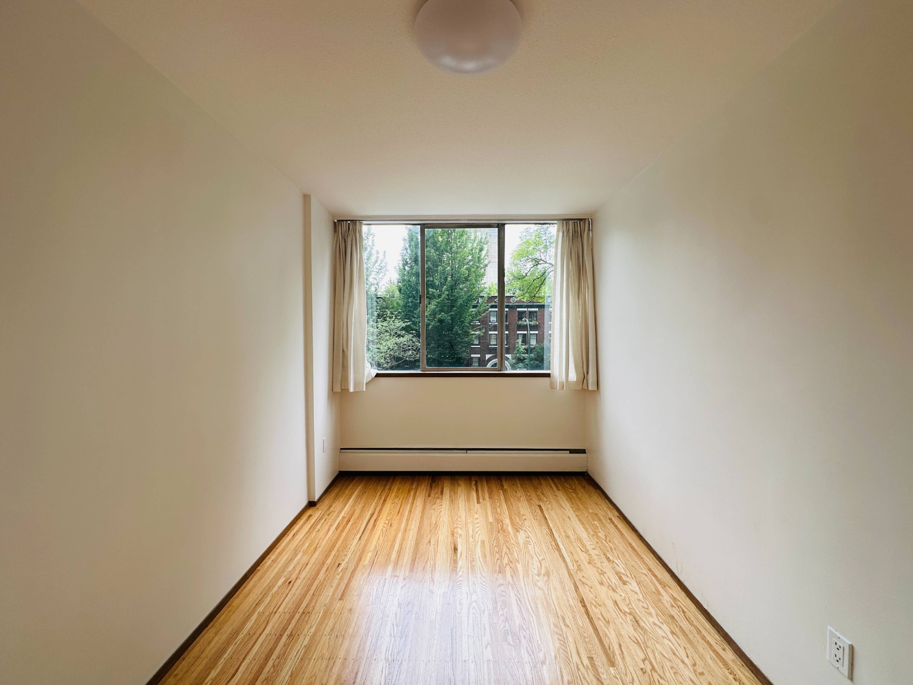 1 ch.  · 1 s. de bains for rent $2,000 / mois