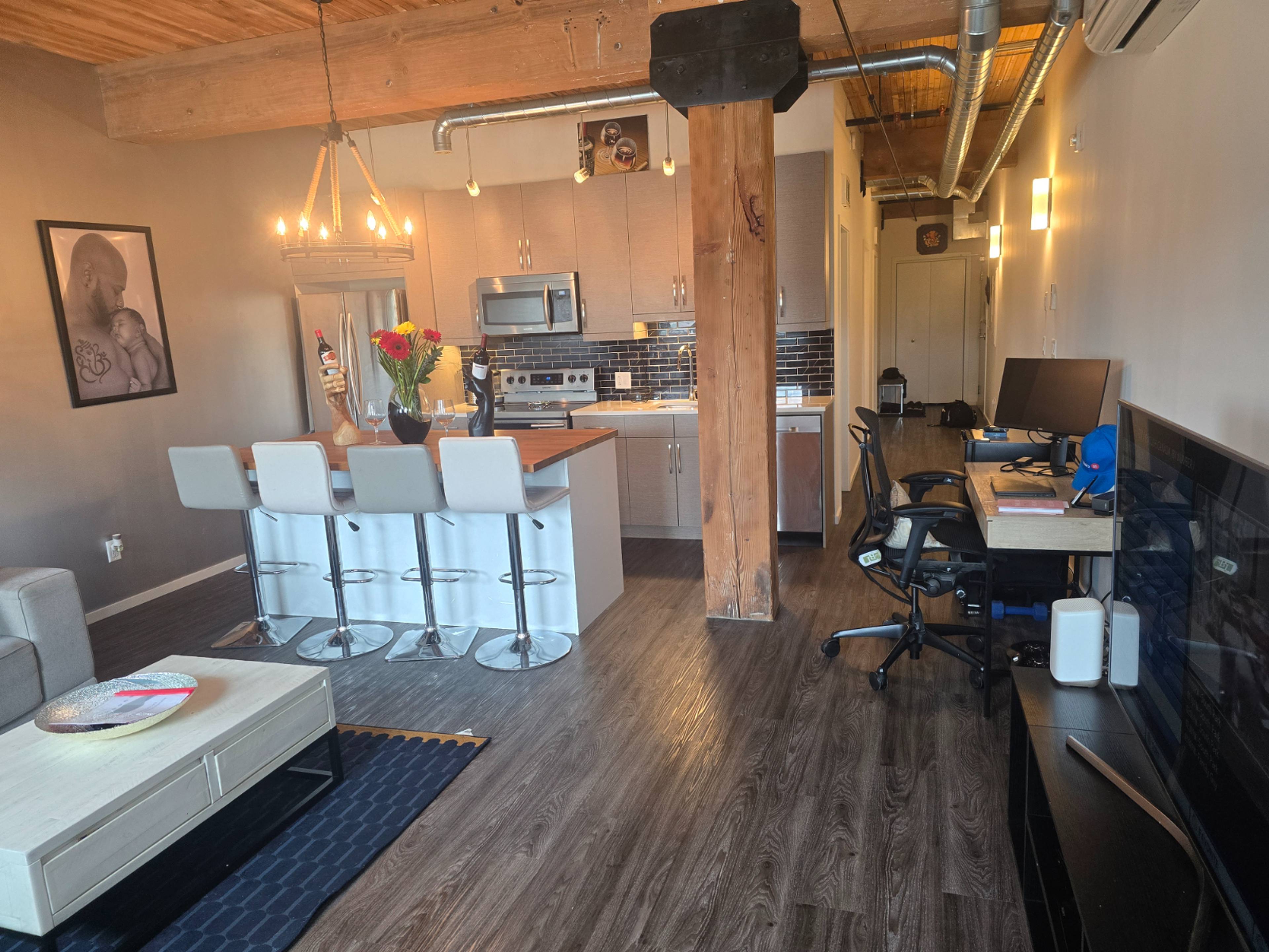 2 ch.  · 1 s. de bains for rent $2,000 / mois