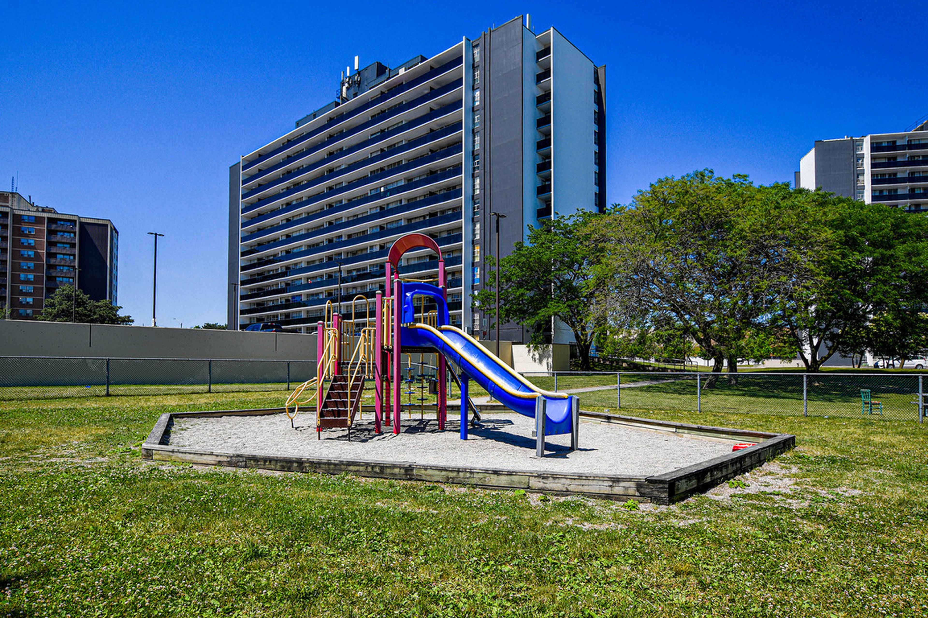 2 ch.  · 2 s. de bains for rent $2,362 / mois