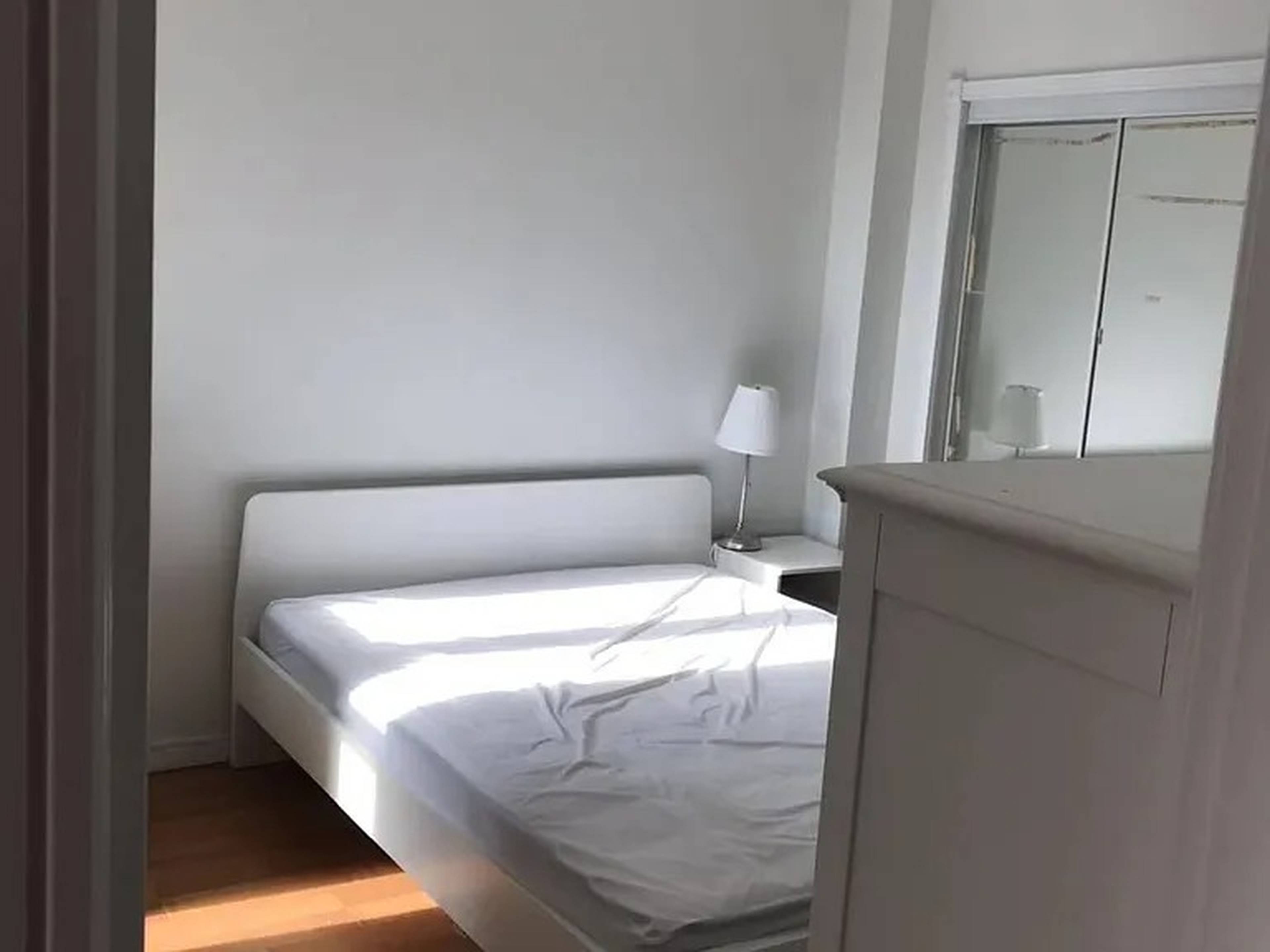 1 ch.  · 1 s. de bains for rent $2,000 / mois