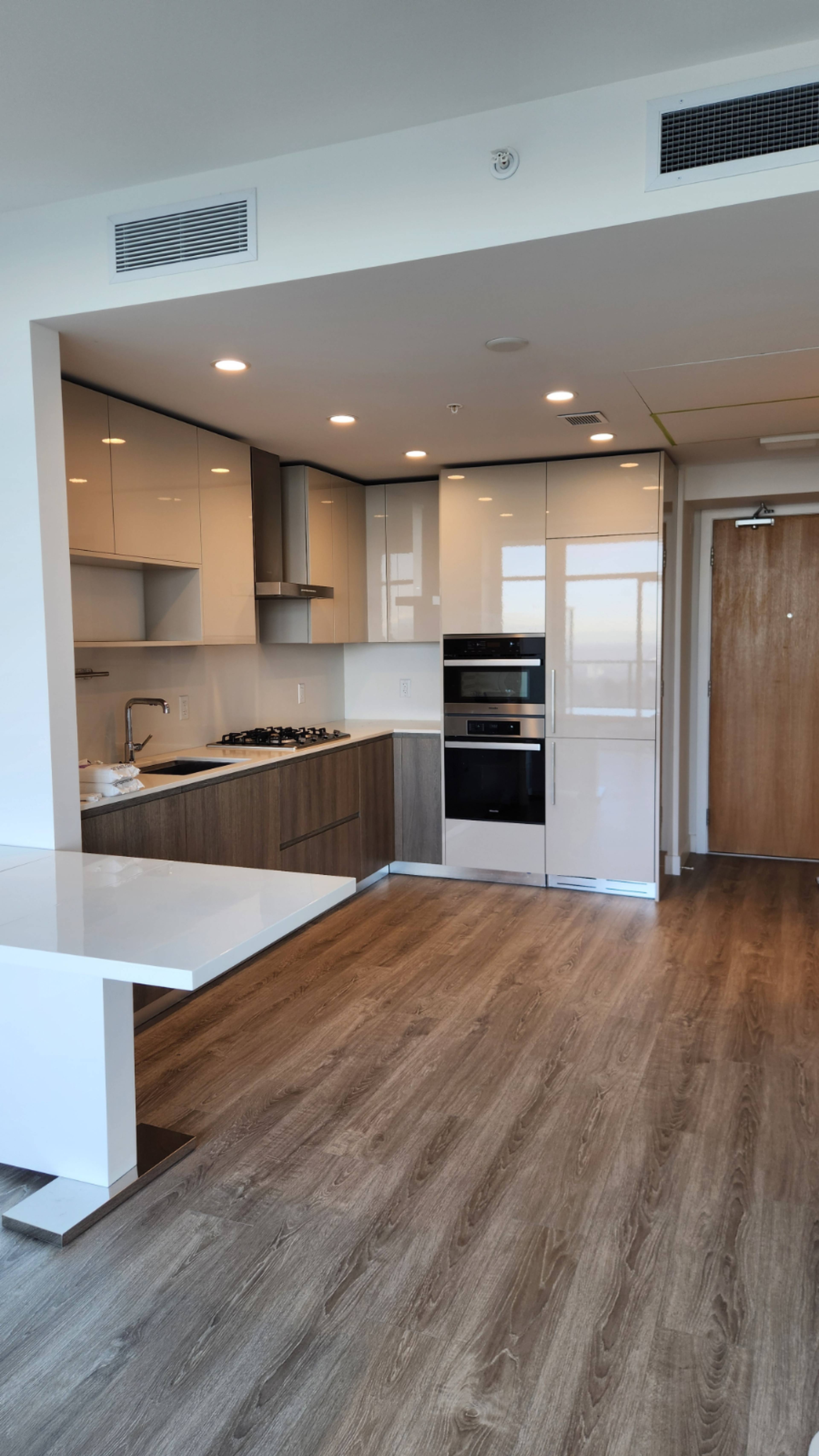 1 ch.  · 1 s. de bains for rent $2,400 / mois