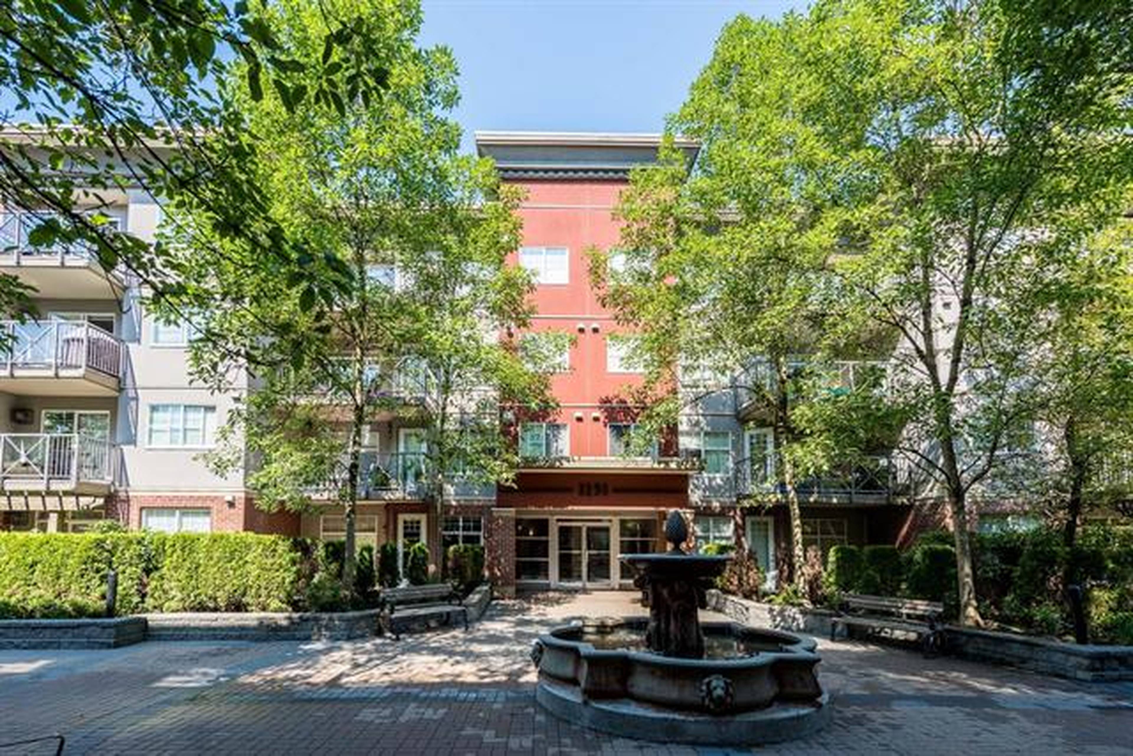 2 ch.  · 2 s. de bains for rent $2,700 / mois