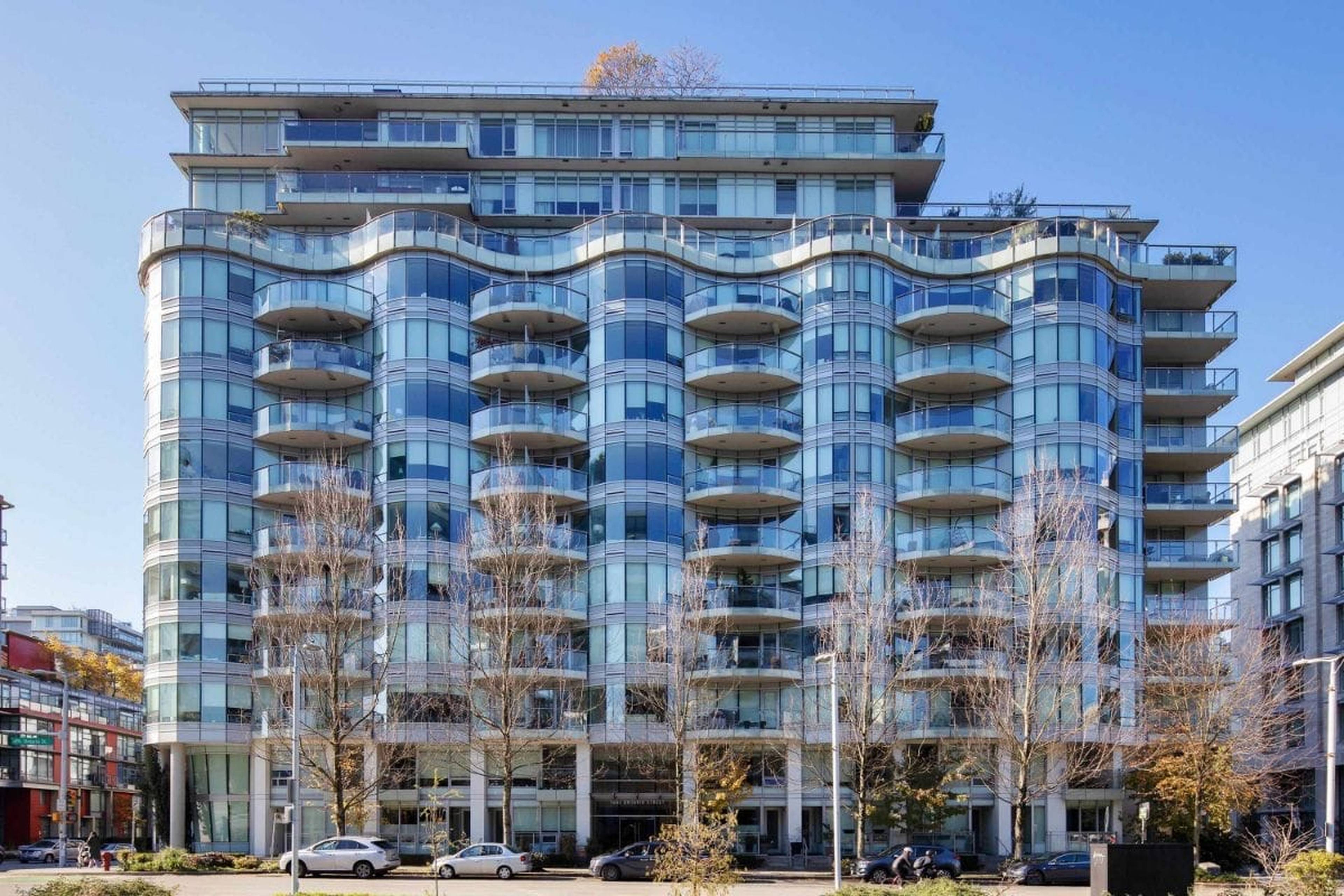 1 ch.  · 1 s. de bains for rent $3,000 / mois