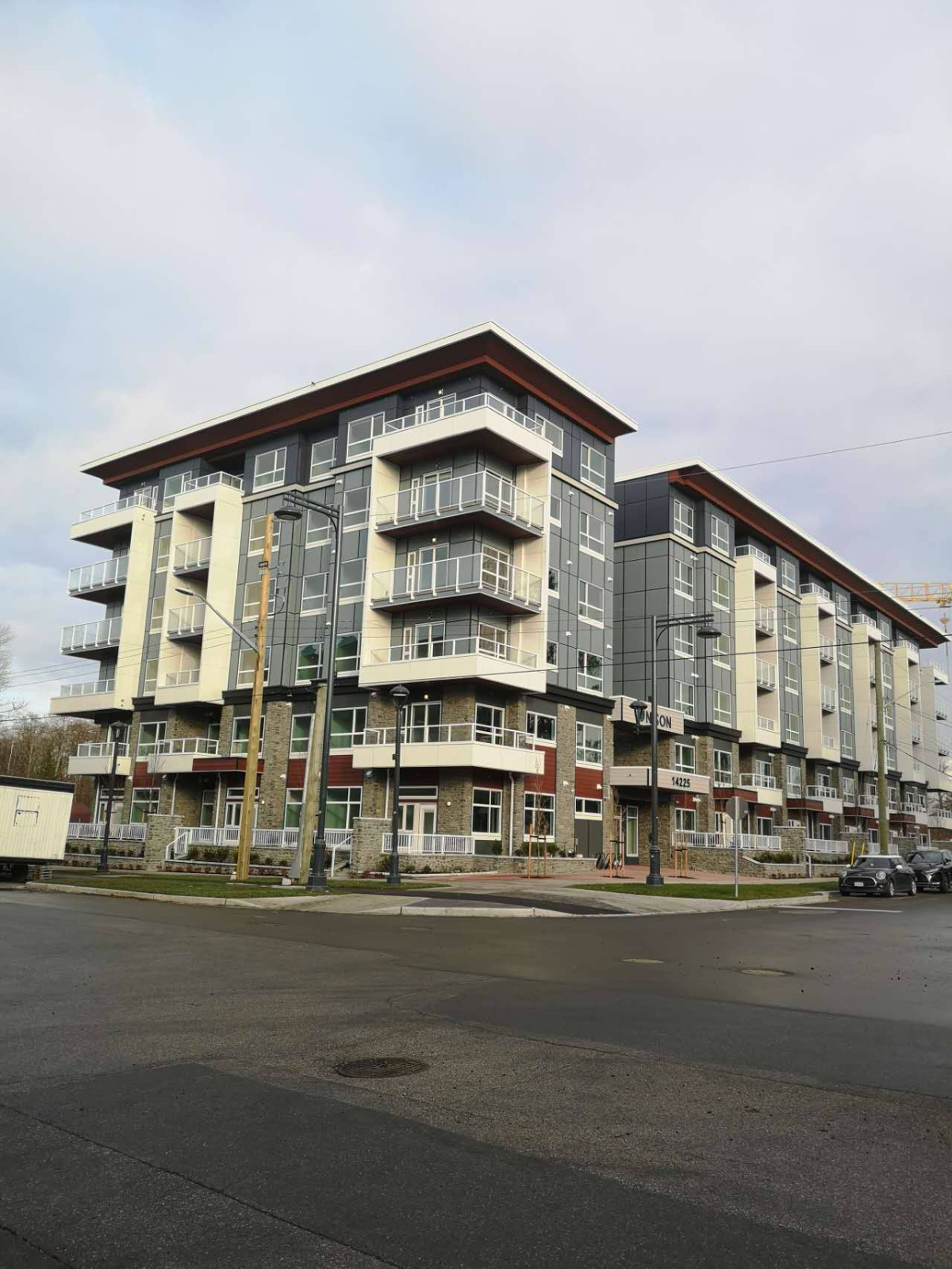 2 ch.  · 2 s. de bains for rent $2,650 / mois