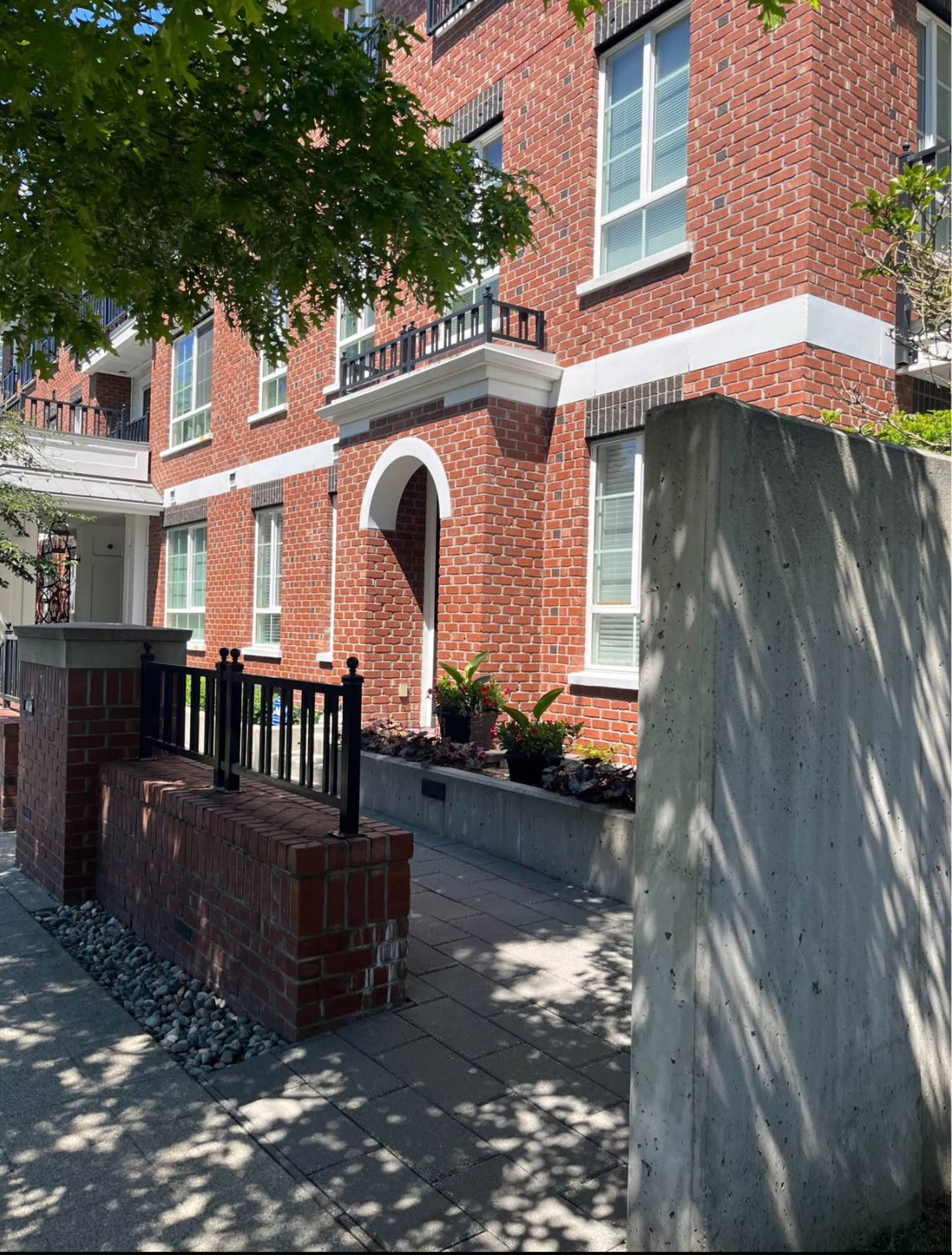 1 ch.  · 2 s. de bains for rent $2,400 / mois