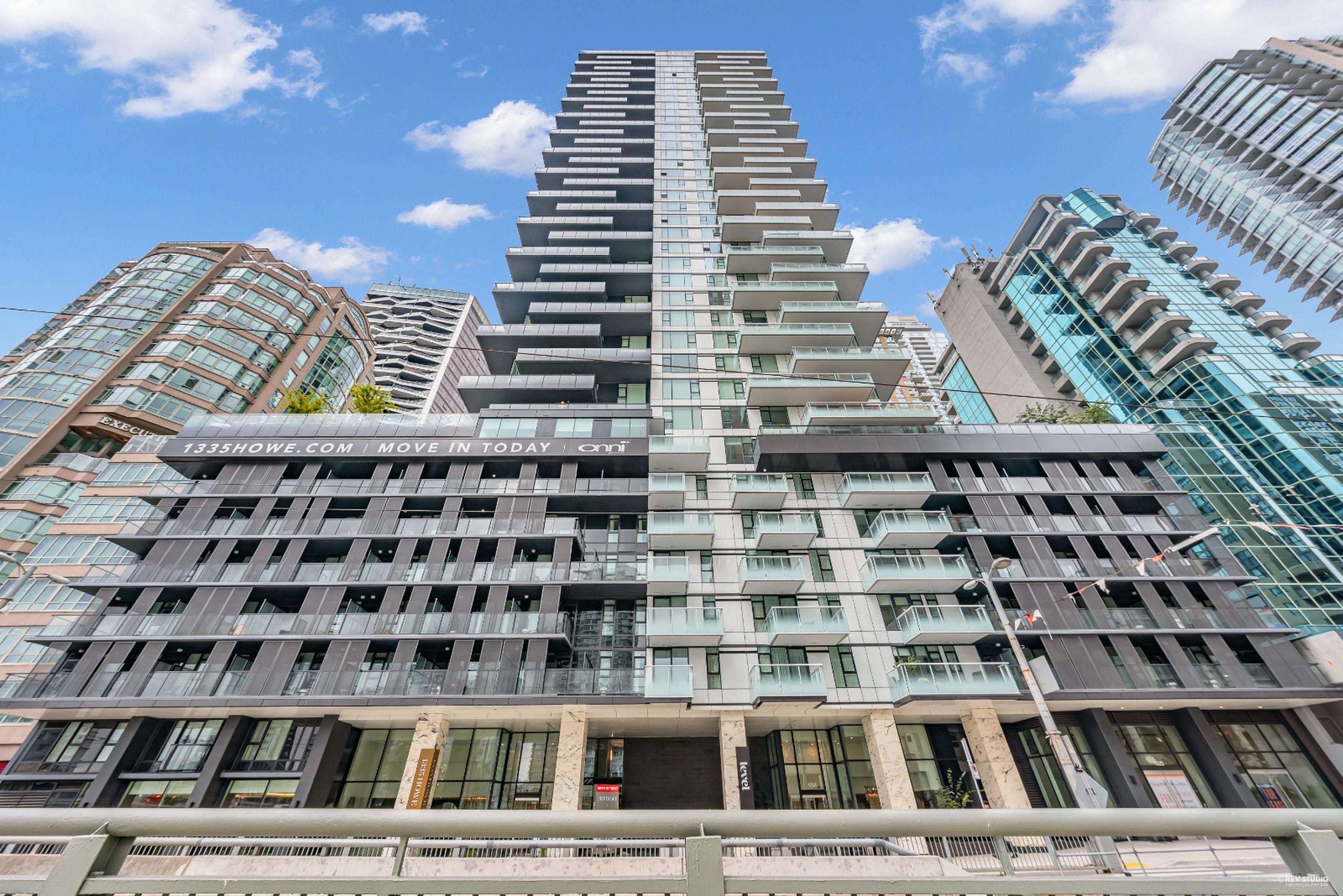 2 ch.  · 2 s. de bains for rent $6,499 / mois