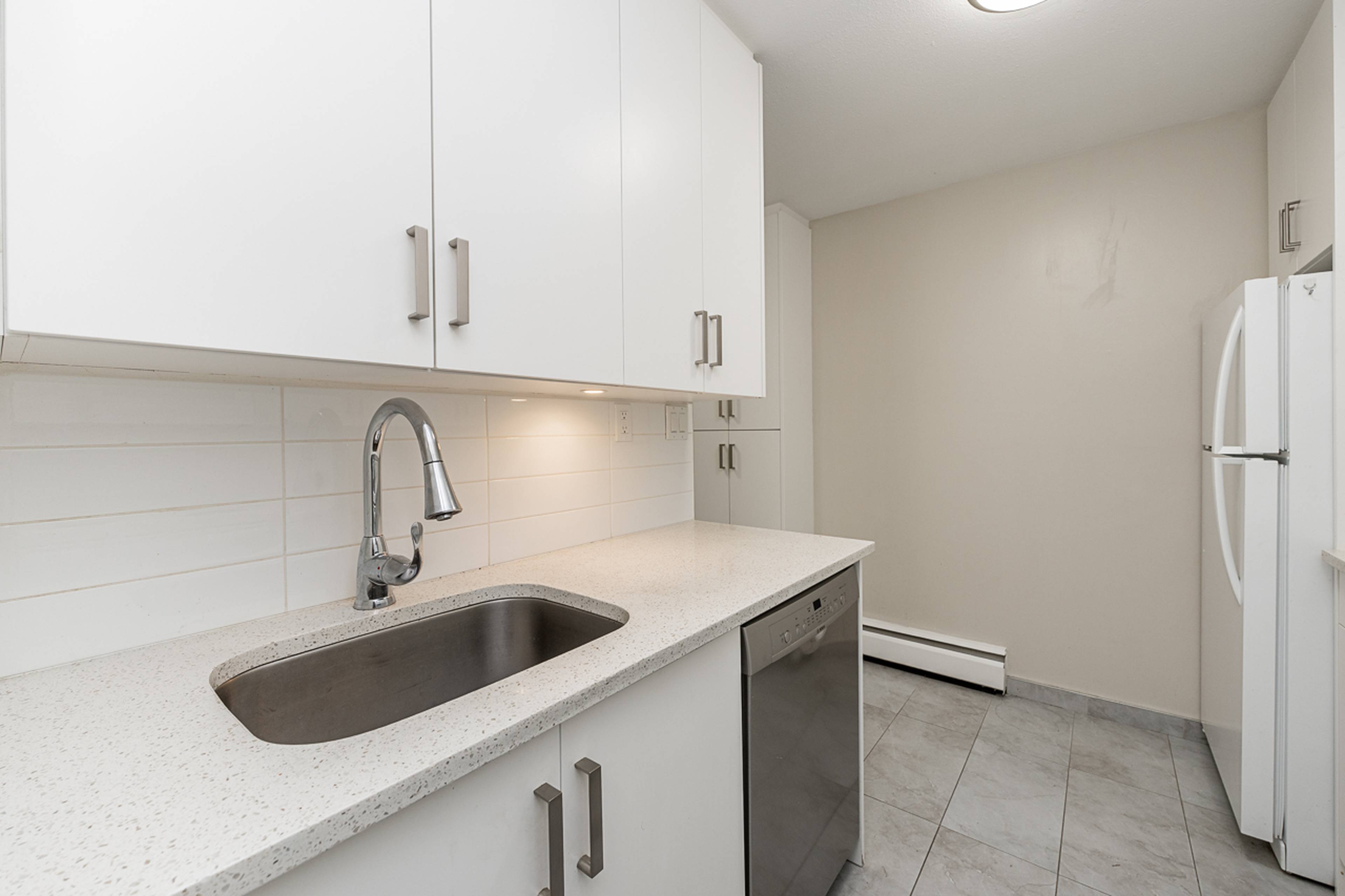 2 ch.  · 1 s. de bains for rent $2,500 / mois